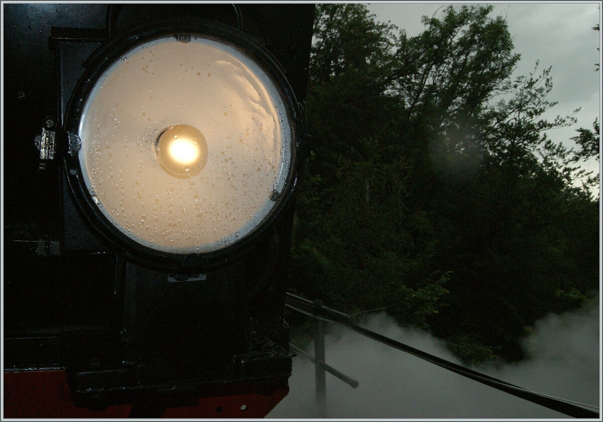 Für einmal der  Schweizer-Lichtwechsel  als Motiv, bzw. die Lampe der SEG G 2x 2/2 105 der Blonay Chamby Bahn währender Fahrt durch die Baye de Clarens Schlucht.

9. Juni 2024