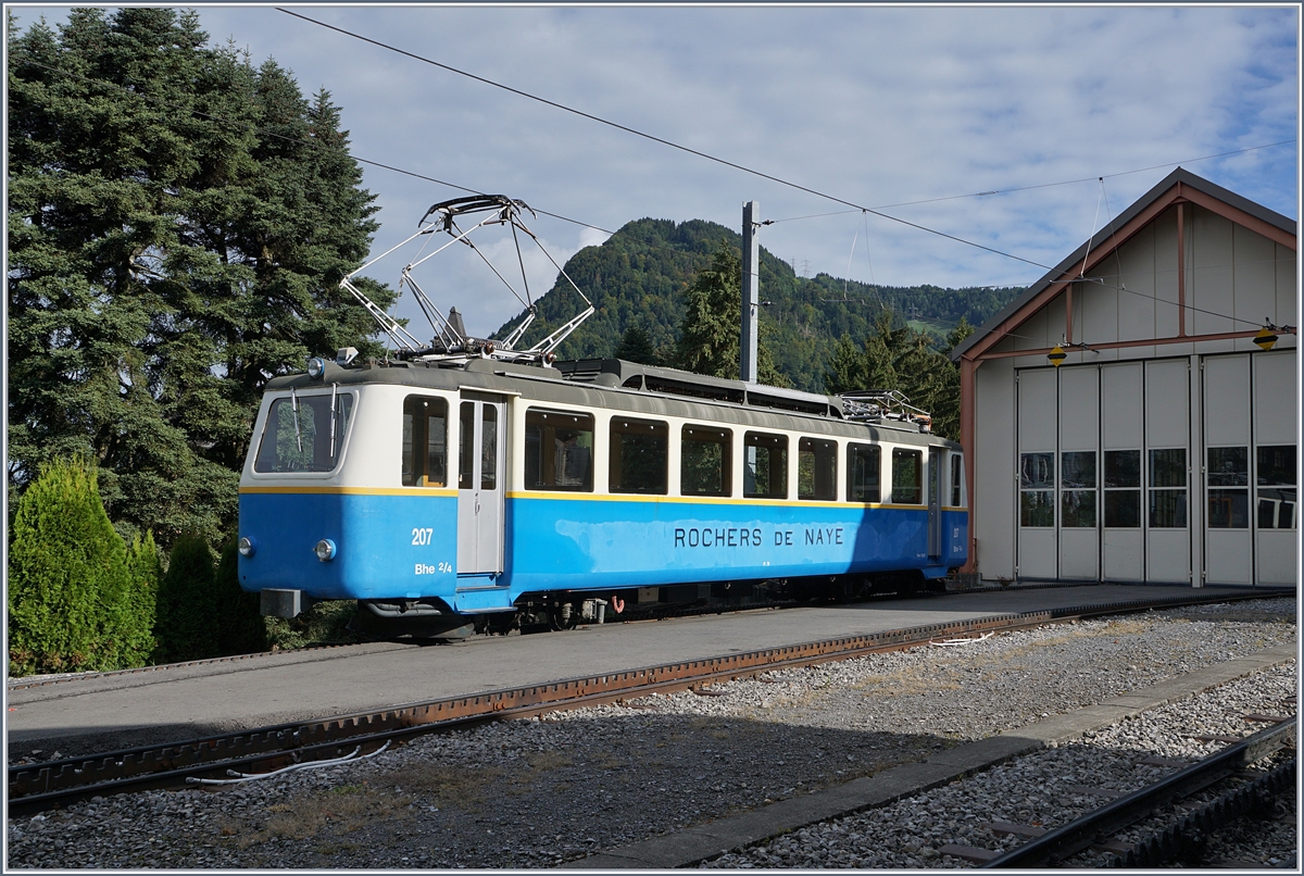 Für die Fahrzeugparade wird der Bhe 2/4 207 beim Depot von Glion aufgestellt.
16. Sept. 2017