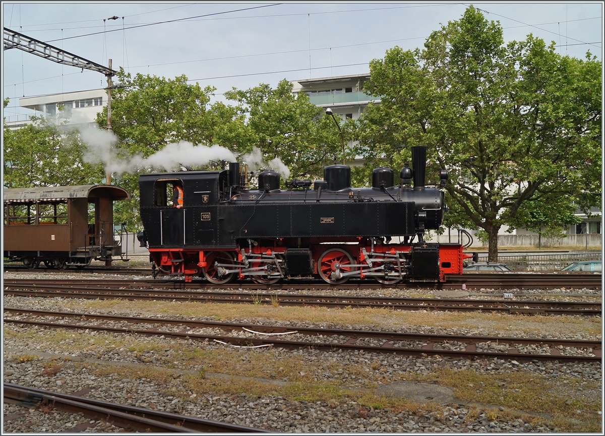 Für eine grössere Gesellschaft führt die Blonay-Chamby Bahn einen Extrazug von Vevey nach Chaulin. Hier wird die aus Chaulin in Vevey eingetroffene und ins Bahnhofsvorfeld rangierte Komposition von der G 2x 2/2 105 umfahren.

20. Juni 2021