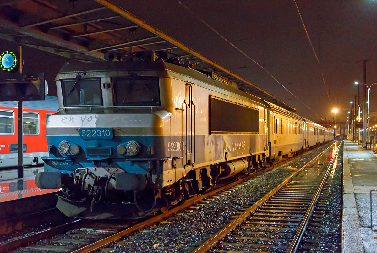 
Für meine allerliebste Jeanny, eine  nez cassé avec la livrée en voyage  (zu Deutsch eine gebrochene Nase in der Farbgebung „en voyage“, wobei die Übersetzung für „en voyage“ unterwegs wäre).........

Die SNCF 5 22310 steht am 24.03.2015 mit einem IC im Bahnhof Marseille Saint-Charles. 

Die BB 22200 ist eine Zweissystemlokomotive für den Einsatz sowohl auf dem mit 1,5 kV elektrifizierten Gleichstromnetz der SNCF als auch auf dem mit 25 kV 50 Hz elektrifizierten Wechselstromnetz. In den Jahren 1976 bis 1986 wurden von Alsthom in sechs Bauserien insgesamt 205 Lokomotiven gebaut.

In den 1970er-Jahren benötigte die SNCF neue Mehrsystemlokomotiven, um unter beiden Stromsystemen ohne Lokwechsel fahren zu können. Aus der ab 1971 gelieferten Baureihe BB 15000 und der ab 1976 gebauten Gleichstrombaureihe BB 7200 wurde die BB 22200 als Mehrsystemvariante entwickelt. Die Baureihenbezeichnung bildet die Summe aus denen der beiden Schwesterbauarten.

Technische Daten:
Gebaute Stückzahl: 	205
Hersteller: 	Alstom
Baujahre: 1976–1986
Achsformel: B'B'
Länge über Puffer: 17.480 mm
Achsabstand im Drehgestell: 2.800 mm
Drehzapfenabstand: 9.694 mm
Dienstmasse: 90 t
Triebraddurchmesser (neu): 1.250 mm
Höchstgeschwindigkeit: 160 km/h (wenige umgebaute 200 km/h)
Dauerleistung: 4.360 kW
Stromsystem: 25 kV/50 Hz AC, 1,5 kV DC
Anzahl der Fahrmotoren: 2 (TAB 674)
