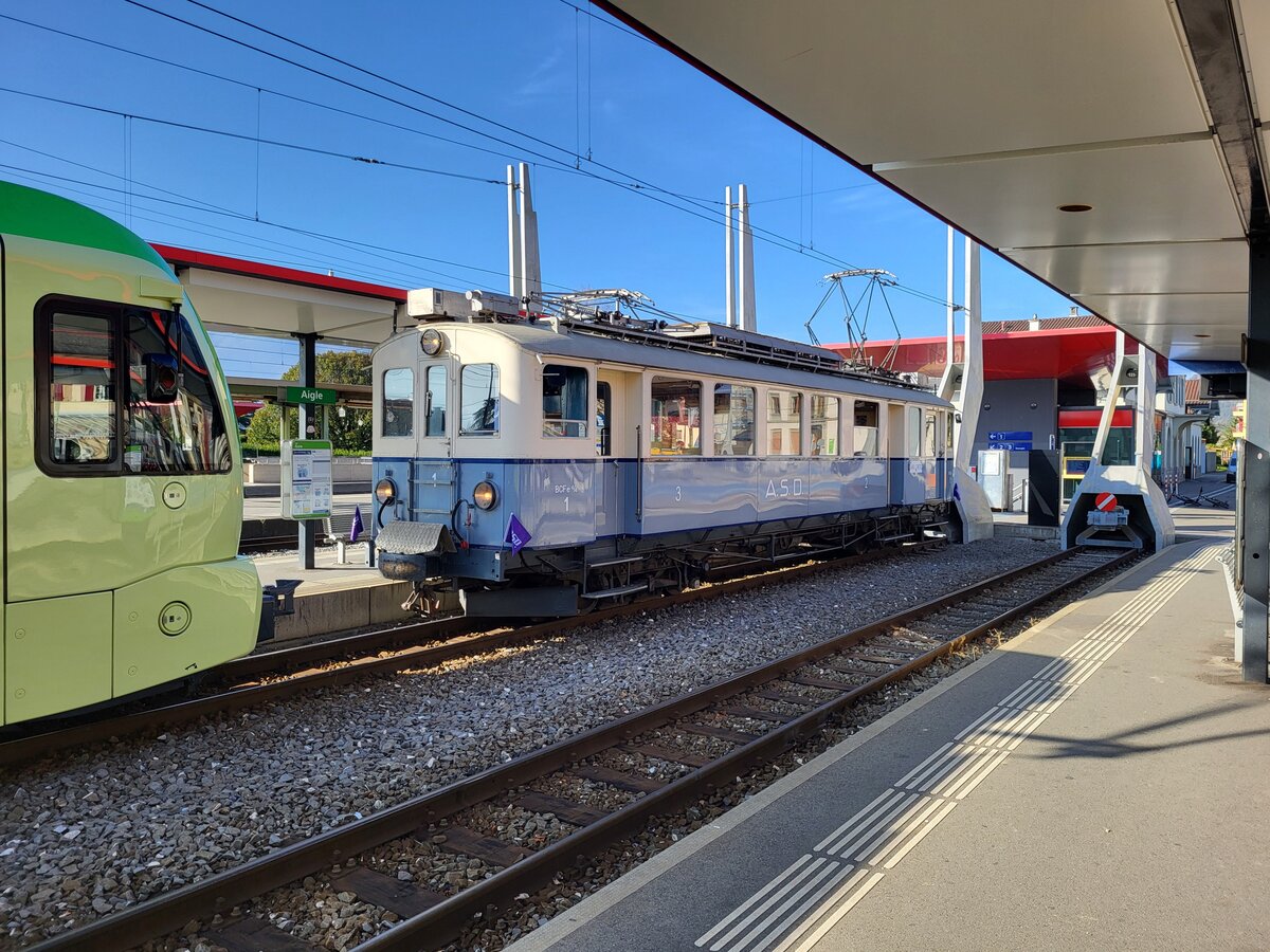 Für eine Sonderfahrt steht der ASD BCFe 4/4 No 1 in Aigle.
Leider zum Fotografieren ziemlich ungeschickt. Ich hoffe das Bild gefällt dennoch.

2. November  2024