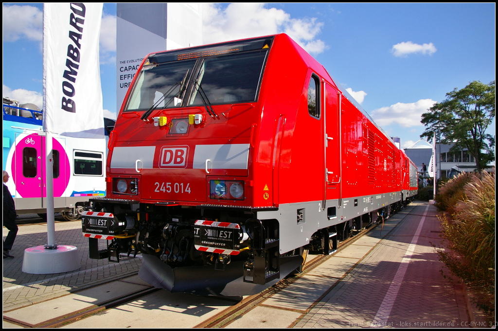 Fr die Sdostbayernbahn Werk Mhldorf, einem Tochterunternehemen von DB Regio, ist die 245 014 vorgesehen. Gebaut im Jahr 2014 wurde sie auch erstmals auf der InnoTrans 2014 in Berlin dem Publikum vorgestellt. Insgesamt wurden 8 Loks des Typs TRAXX P160 DE ME bestellt (NVR-Nummer 92 80 1245 014-6 D-DB).
<br><br>
Daten: LP 18.9 m, Hhe 4.3 m, Breite 2.98 m, Gewicht 83 t, max Geschwindigkeit 160 km/h, Leistung 4x 563 kW, Motor 4x CAT C18