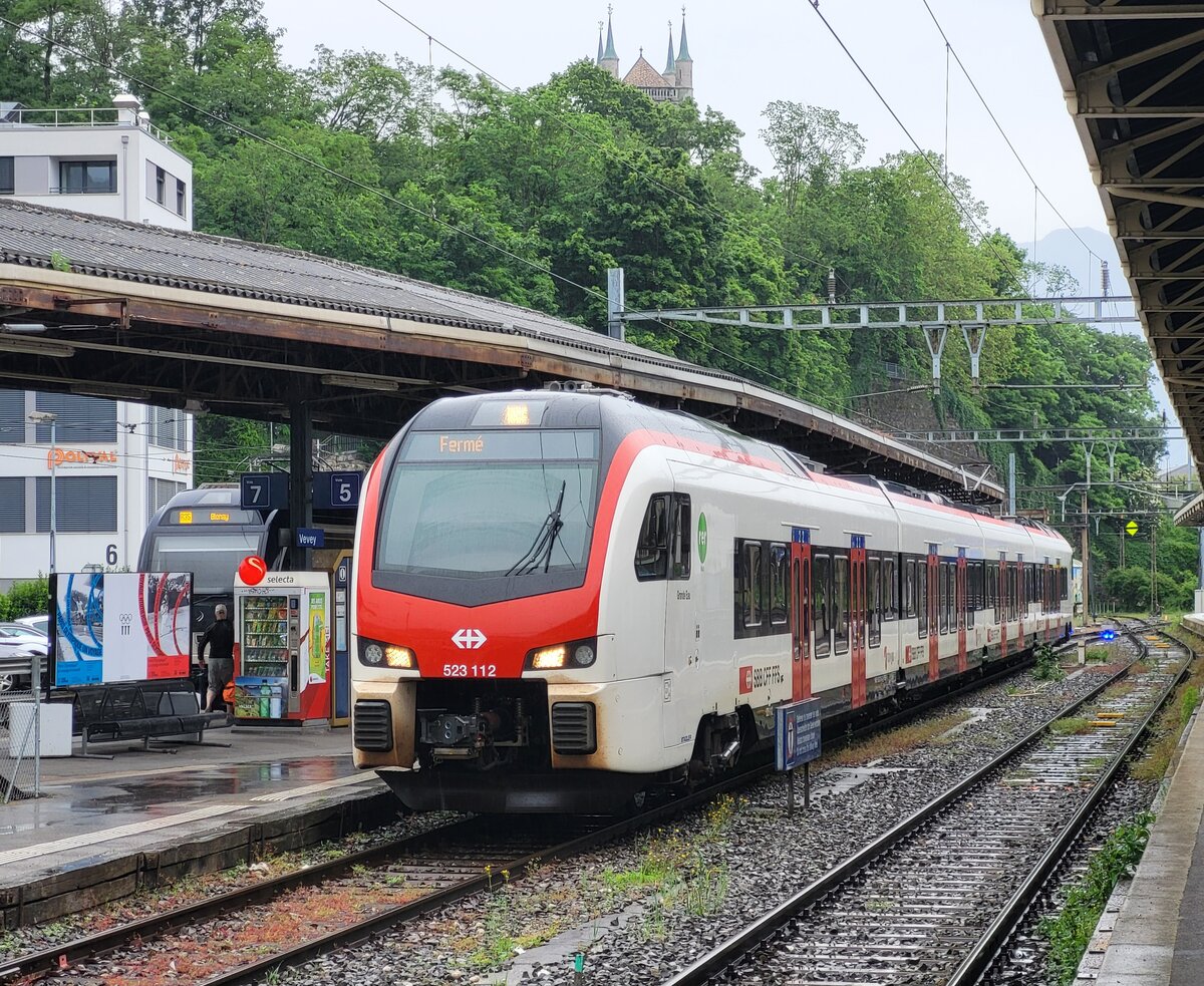 Für die  Train des Vignes  Züge der Strecke Vevey - Puidoux werden fallweise SBB Domino oder SBB Flirts eingesetzt. Auf dem Bild ist der SBB RABe 523 112 zu sehen. Der Zug ist vor wenigen Minuten in Vevey angekommen und wird erst wieder in einer knappen halben Stunde nach Puidoux zurückfahren weshalb er mit  Fermé  (Geschlossen) angeschrieben ist. 

2. Juni 2024