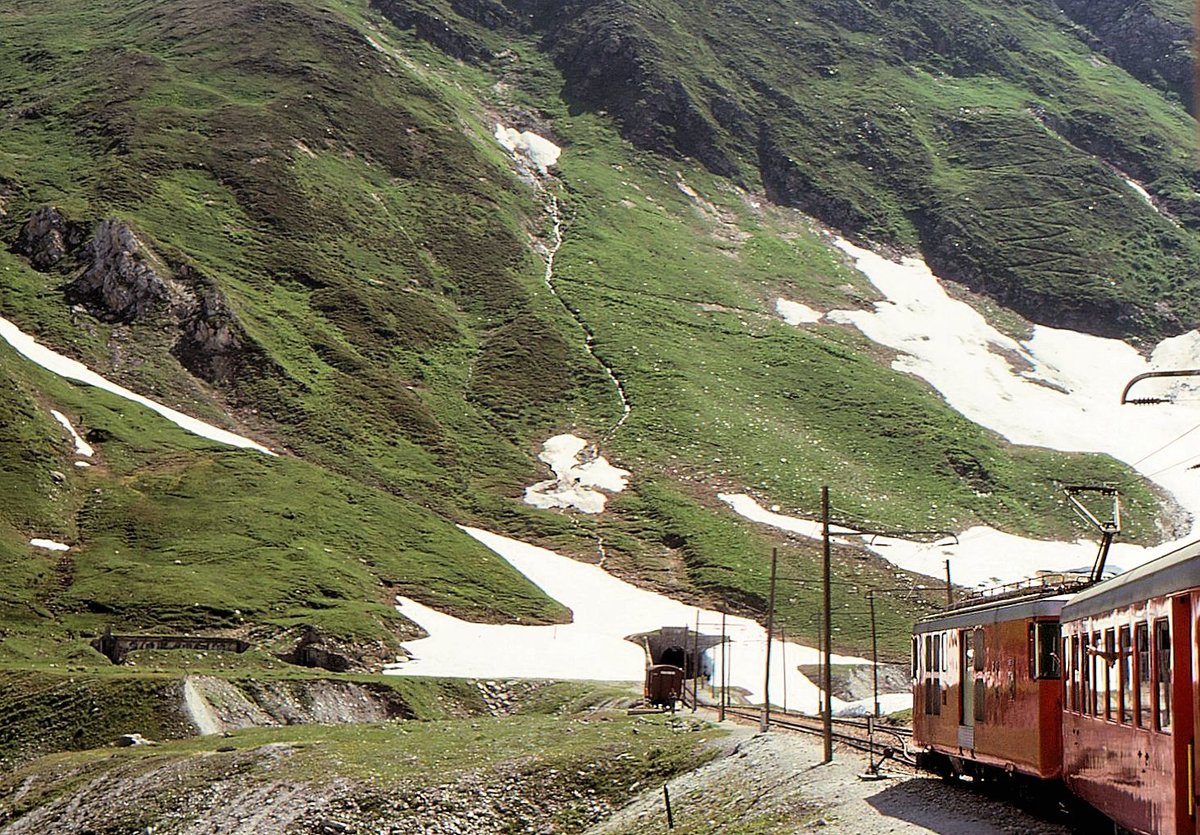 Furka Bergstrecke, damals: Einfahrt des Triebwagens FO 53 mit ihrem Zug in Muttbach-Belvédère, 28.Juli 1975 