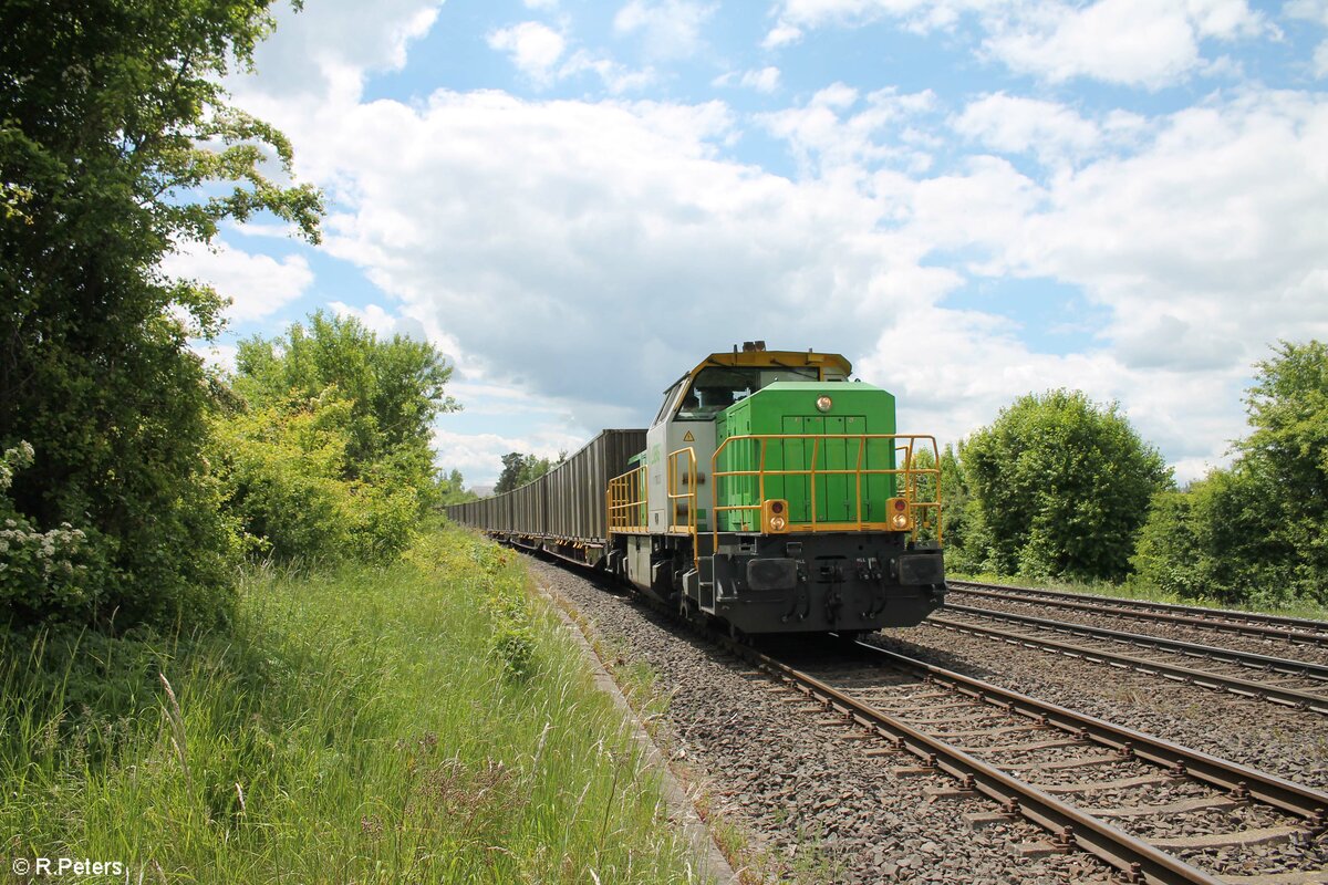 G1700 03 mit Hackschnitzelzug auf dem Anschlussgleis bei Wiesau/Oberpfalz. 30.05.22