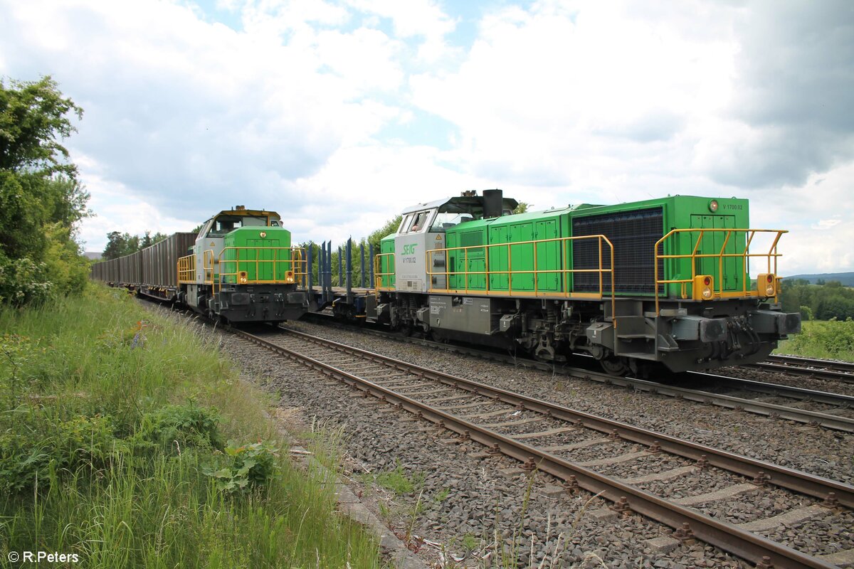 G1700 03 wartet auf dem Auszieh und Anschlussgleis mit Hackschnitzelzug wärend G1700 02 mit leeren Holzzug auf dem Regelgleis rangiert. 30.05.22