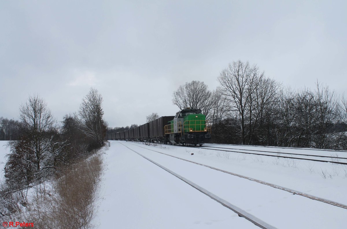 G1700.02 hat Wiesau/Oberpfalz mit dem Hackschnitzelzug Wiesau - Niedergörne verlassen und zieht hier bei Schönfeld vorbei. 25.01.21