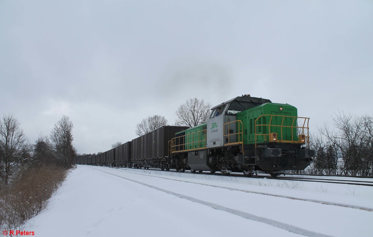 G1700.02 hat Wiesau/Oberpfalz mit dem Hackschnitzelzug Wiesau - Niedergörne verlassen und zieht hier bei Schönfeld vorbei. 25.01.21