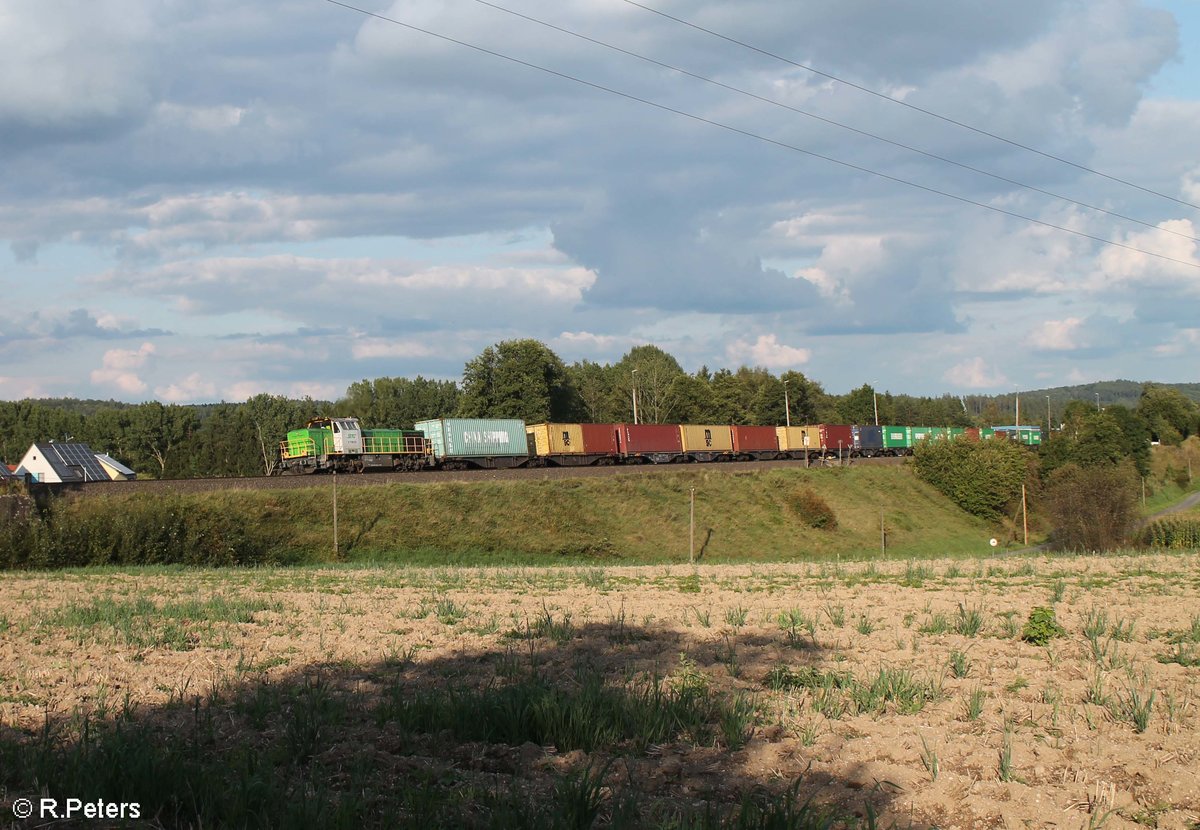 G1700.03 alias 277 004 zieht den Wiesau Containerzug nach Hof durch Pechbrunn. 04.09.17