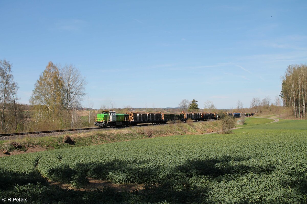 G1700.03 mit dem Rundholzug aus Cheb nach Nürnberg Rangierbahnhof zwischen Schirnding und Arzberg bei Oschwitz. 09.05.21 