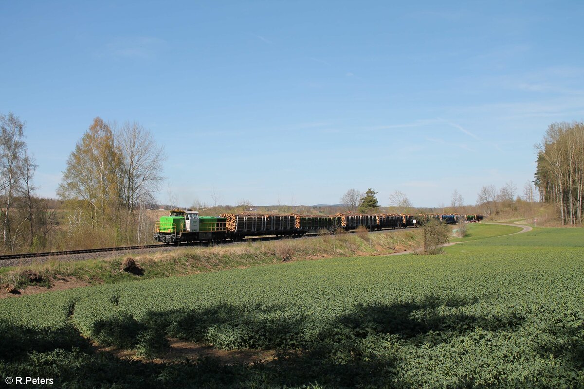 G1700.03 mit dem Rundholzug aus Cheb nach Nürnberg Rangierbahnhof zwischen Schirnding und Arzberg bei Oschwitz. 09.05.21 