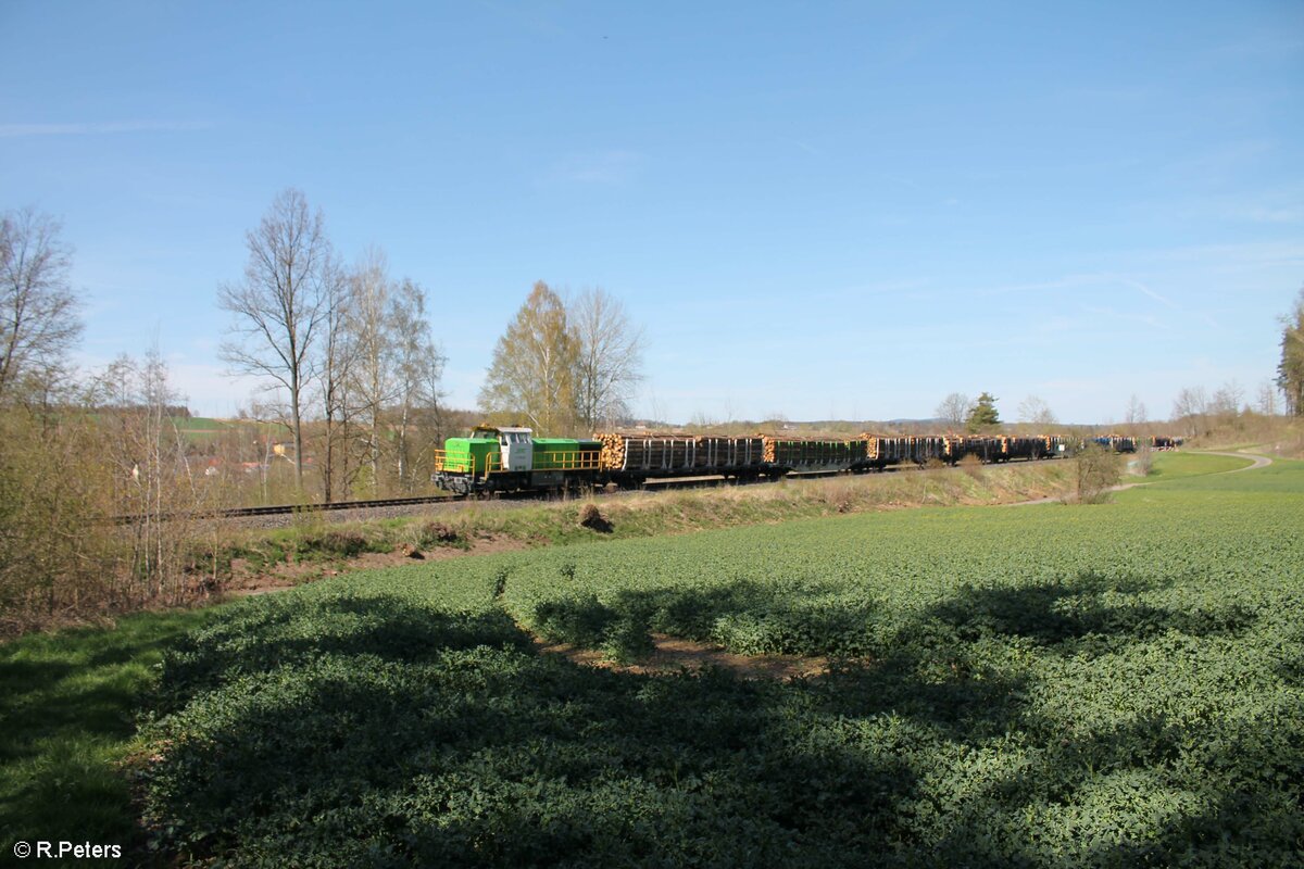 G1700.03 mit dem Rundholzug aus Cheb nach Nürnberg Rangierbahnhof zwischen Schirnding und Arzberg bei Oschwitz. 09.05.21 