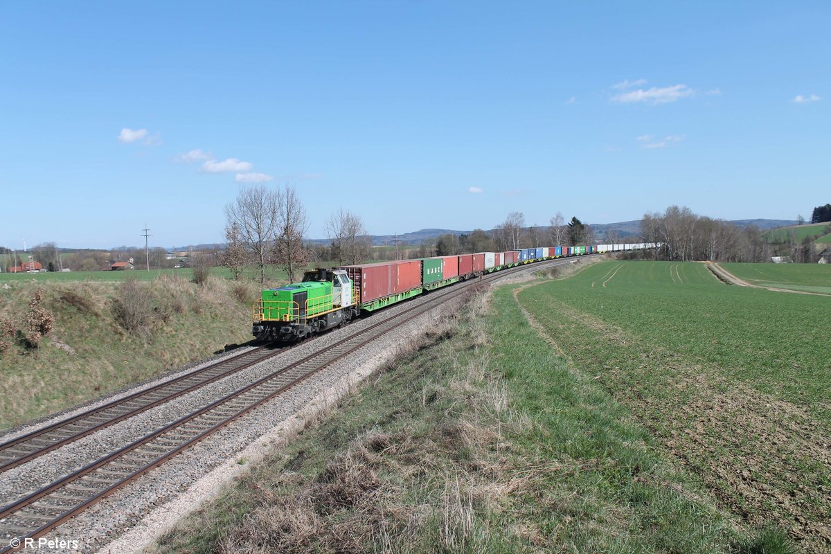 G1700.03 mit dem Wiesau - Hamburg Containerzug bei Unterthölau gen Hof. 23.04.21