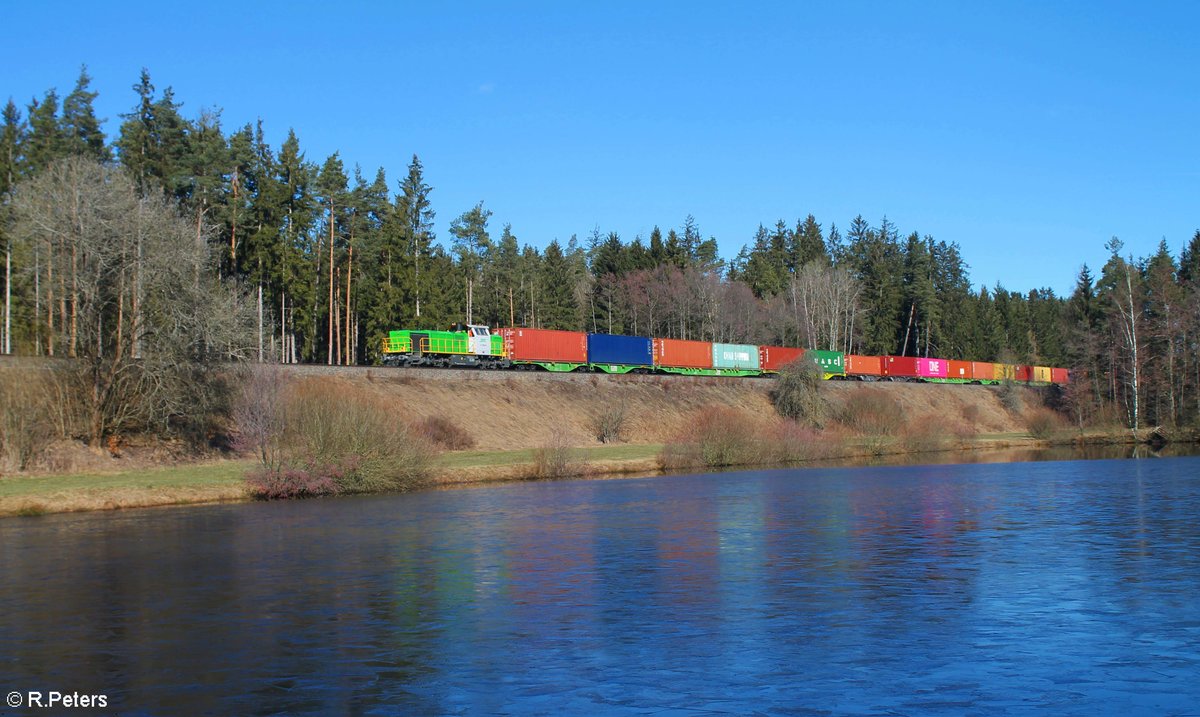 G1700.03 zieht bei Oberteich mit dem Hamburg - Wiesau Containerzug und erreicht ihr Ziel in wenigen Minuten. 06.03.21