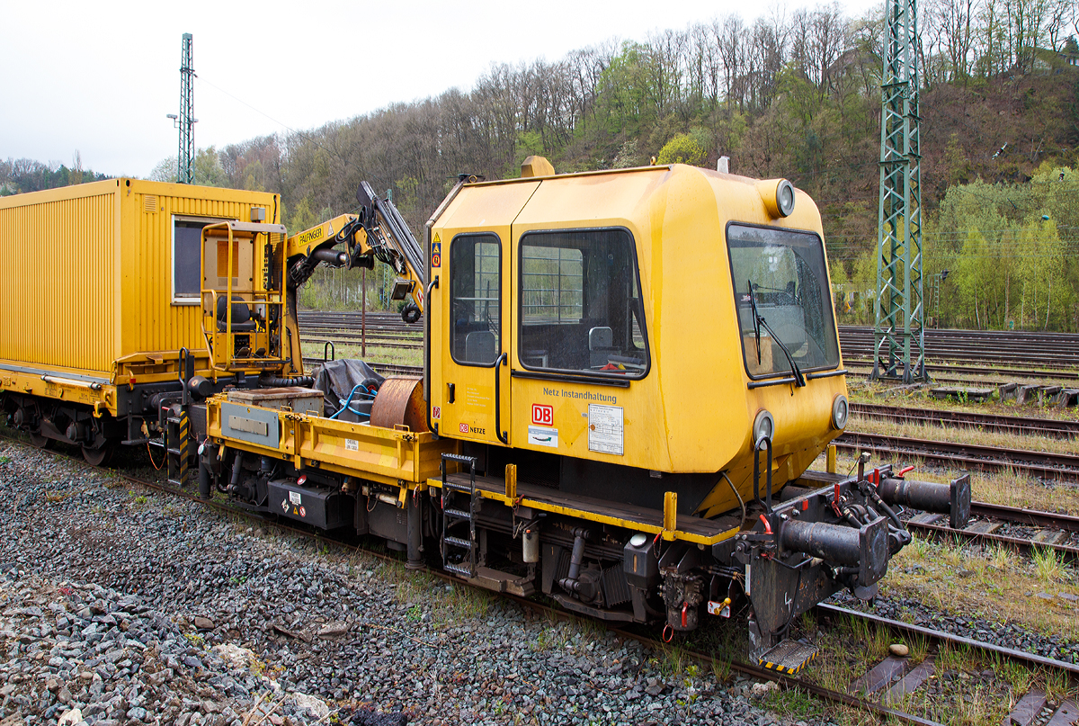 
GAF 100 R (Schweres Nebenfahrzeug Nr. 97 17 50 137 18-6) der DB Netz AG steht am 23.04.2016 in Betzdorf/Sieg. Es dient als Steuerwagen des LINSINGER Schienenfräszug SF 03 W-FFS, Schweres Nebenfahrzeug Nr. 97 33 07 005 18-9, der DB Netz AG (UFM 601).

Technische Daten von dem GAF 100 R 
Hersteller: GBM (Gleisbaumechanik Brandenburg/H. GmbH)
Fabriknummer: 52.1.111
Baujahr: 1996
Achsfolge: B
Länge über Puffer: 9.100 mm
Achsabstand: 4.800 mm
Höchstgeschwindigkeit (Hg): 100 km/h
Eigengewicht: 16 t
Zul. Anhängelast: 40 t, bzw. 80 t mit Regelzugeinrichtung dann Hg. max. 60 km/h
Nutzlast : 5,0 t
Zur Mitfahrt zugel. Personen: 7
EBA-Nummer: EBA 96 P01 N010

Der Antrieb des zweiachsigen Fahrzeuges erfolgt von einem 6 Zylinder, wassergekühlten MAN D 0826 LOH 07 Dieselmotor mit 169 kW (230 PS) Leistung über Lastschaltwendegetriebe auf die Radsatzgetriebe.