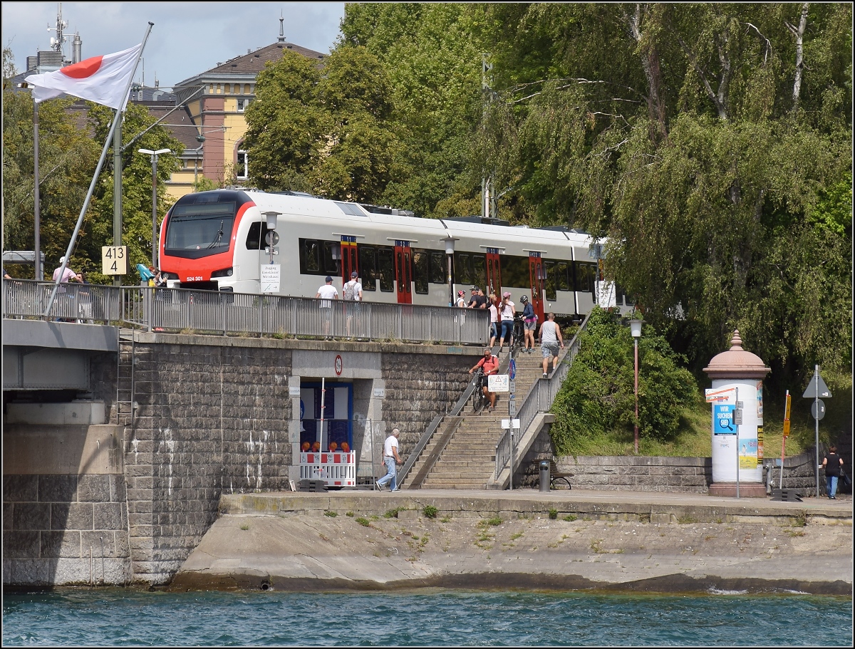 Ganz frisch aus der Fabrik. Sechsteiliger Flirt 3 RABe 524 301 für die TiLo in Konstanz wird von der Press 204 010 abgeholt. August 2019.