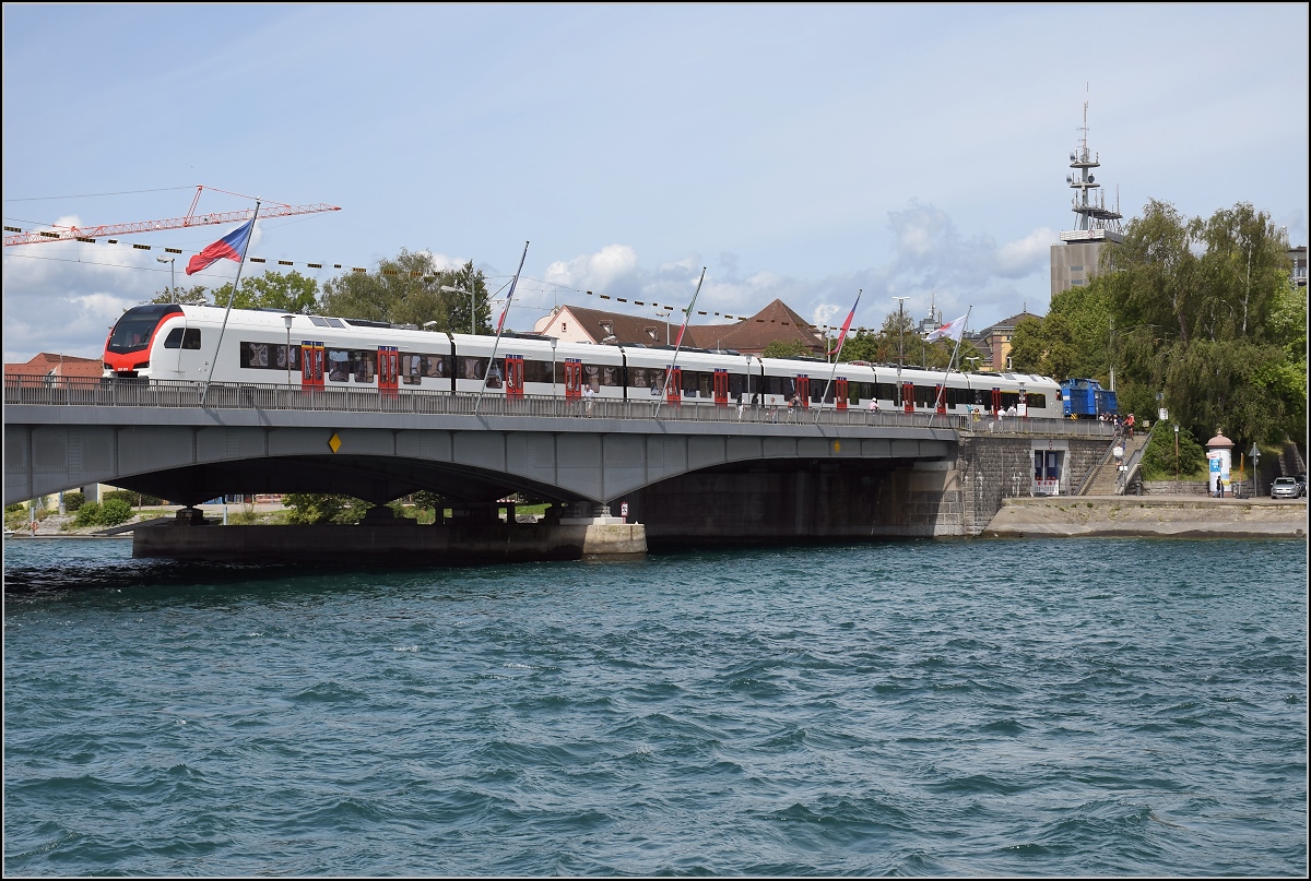 Ganz frisch aus der Fabrik. Sechsteiliger Flirt 3 524 301 für die TiLo in Konstanz wird von der Press 204 010 abgeholt. Hier auf der  Rheinbrücke. August 2019.