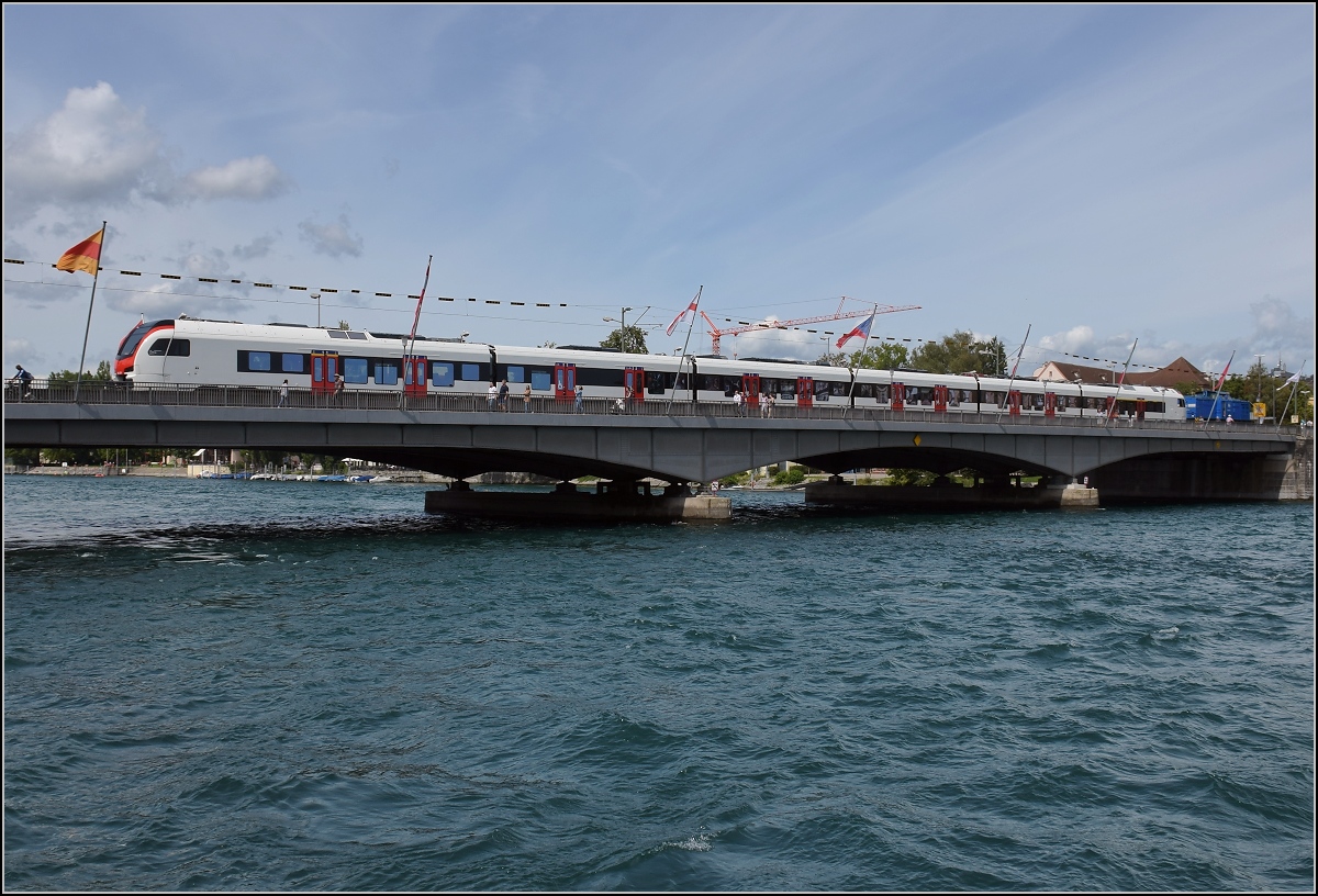 Ganz frisch aus der Fabrik. Sechsteiliger Flirt 3 524 301 für die TiLo in Konstanz wird von der Press 204 010 abgeholt. Hier auf der Rheinbrücke. August 2019.