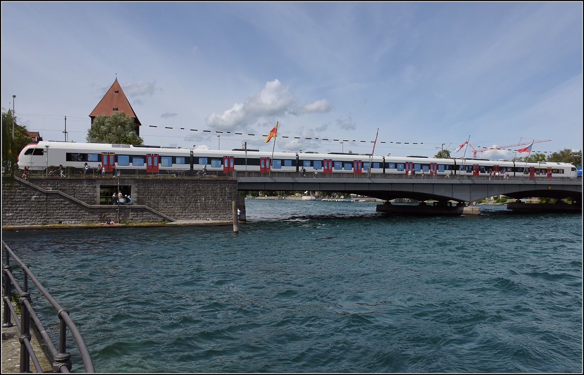 Ganz frisch aus der Fabrik. Sechsteiliger Flirt 3 RABe 524 301 für die TiLo in Konstanz wird von der Press 204 010 abgeholt. Hier auf der Rheinbrücke. August 2019.