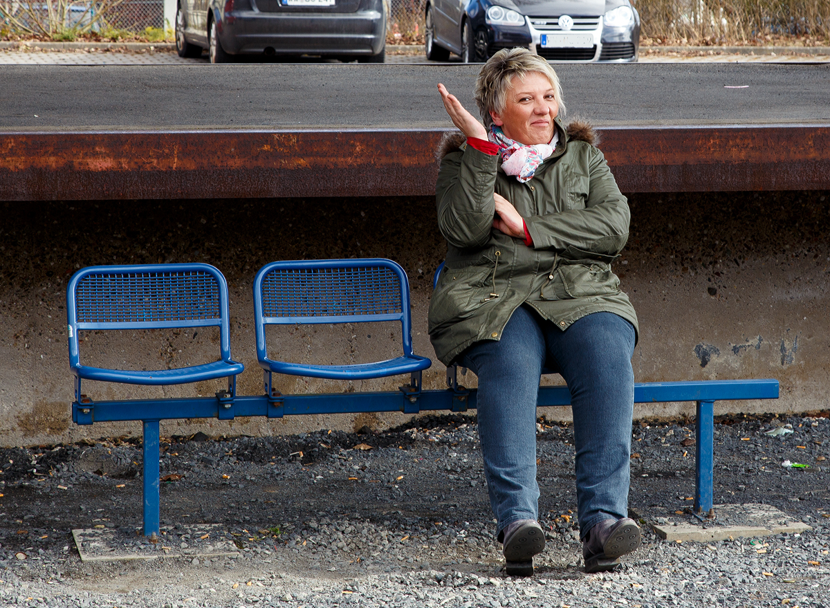 
Ganz liebe Grüße nach Erpeldange, am 13.03.2016 im Bf Westerburg.
Hier wären noch zwei Plätze für Euch frei auf der Bank;-)))