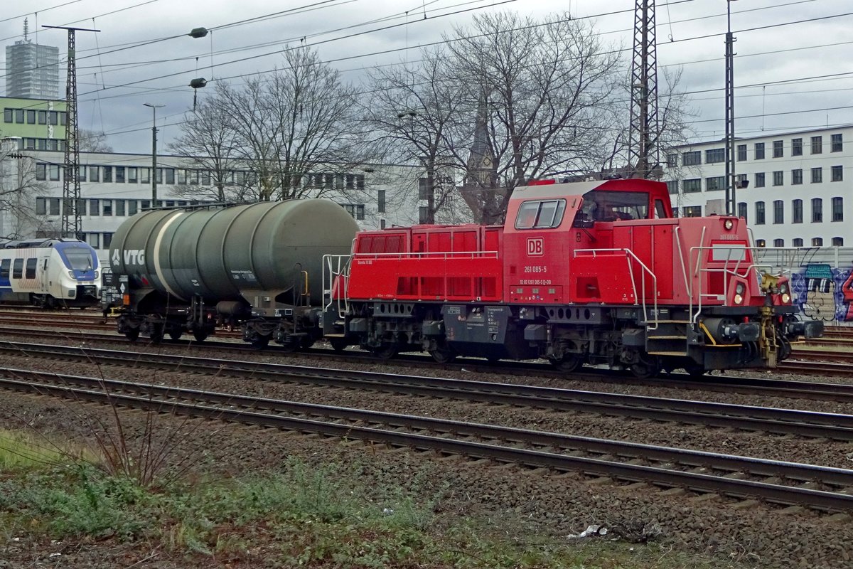 Ganze ein Kesselwagen war die Last für 261 085 durch Köln West am 20 Februar 2020.