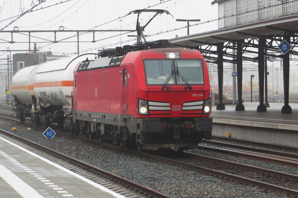 Ganze zwei Gaskesselwagen hat 193 314 als der Mischguterzug 60601 am haken bei durchfahren von Amersfoort am 21 Februar 2023.