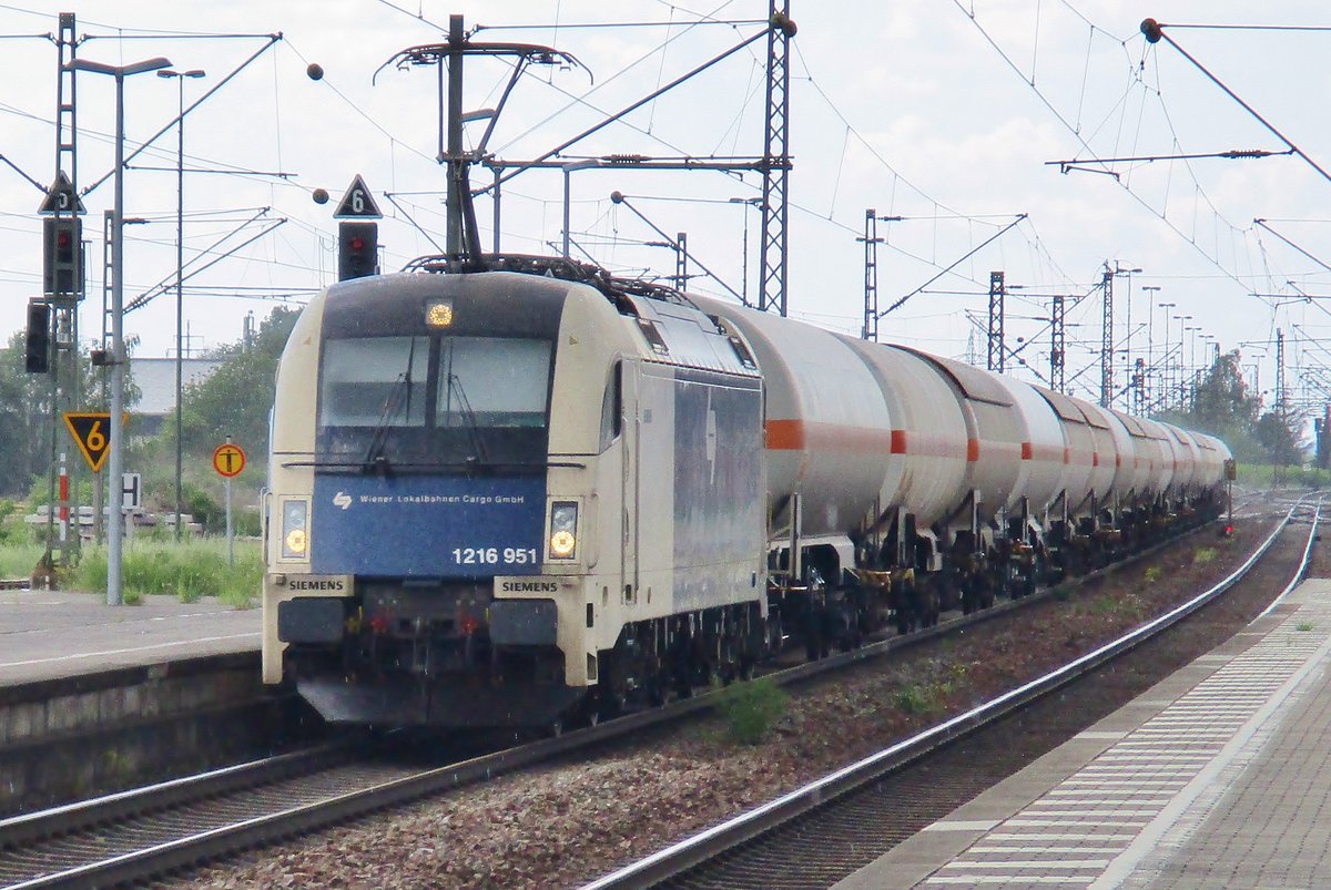 Ganzzug mit 1216 951 durchfahrt am 9 Mai 2018 Plattling. 