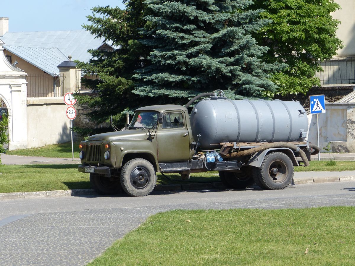 GAZ 53 LKW Vicheva PLatz, Zhovkva, Ukraine 25-05-2018.

GAZ 53 vrachtwagen rioolzuiger Vichevaplein, Zhovkva, Oekrane 25-05-2018.