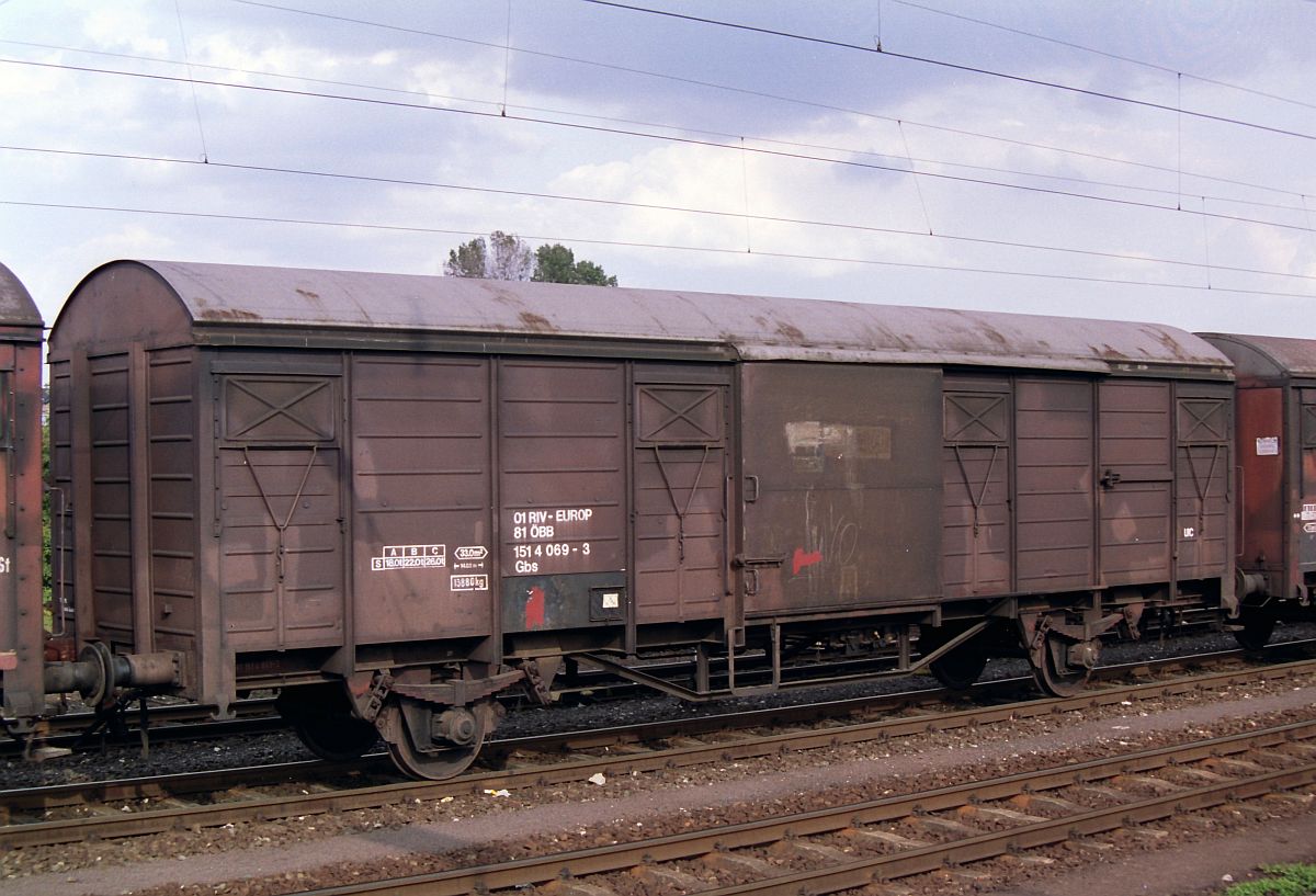 Gbs der BB mit nummer 81 151 4 069-3 fotografiert in Rheine (Westfalen), Deutschland am 04-08-1992. Bild und scan: Hans van der Sluis

BB Gesloten 2-asige goederenwagen type Gbs met nummer 81 151 4 069-3 in Rheine (Duitsland) 04-08-1992. Gescand van negatief.