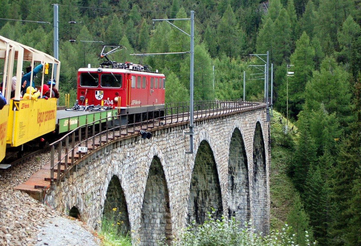 Ge 6/6 II Nr.704 als Zuglok f�r den Railrider von Preda bis Filisur und zur�ck, am 03. September 2006.