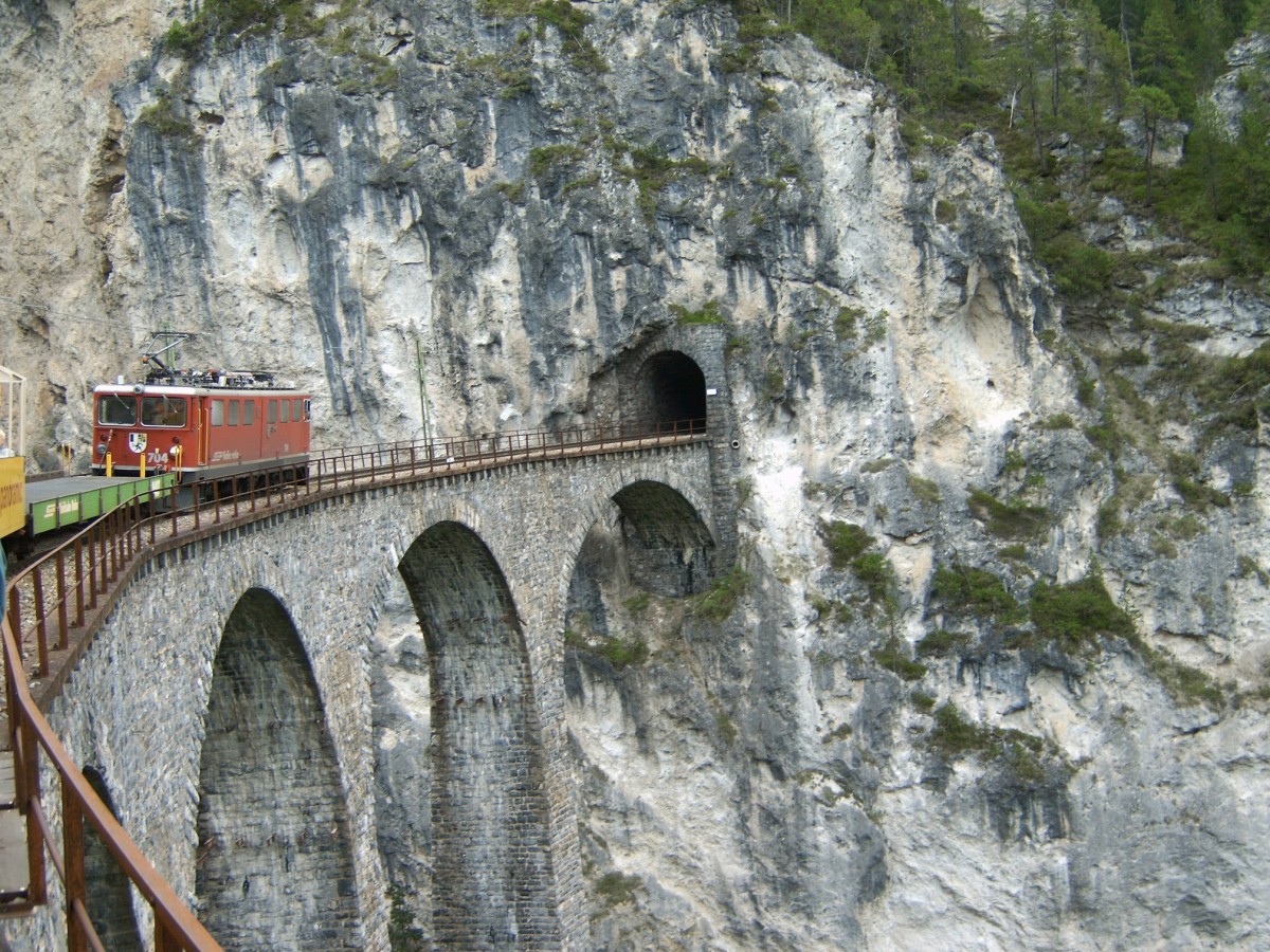 Ge 6/6 II Nr.704 als Zuglok f�r den Railrider von Preda bis Filisur und zur�ck, am 03. September 2006. Die Aufnahme entstand auf dem Landwasserviadukt.