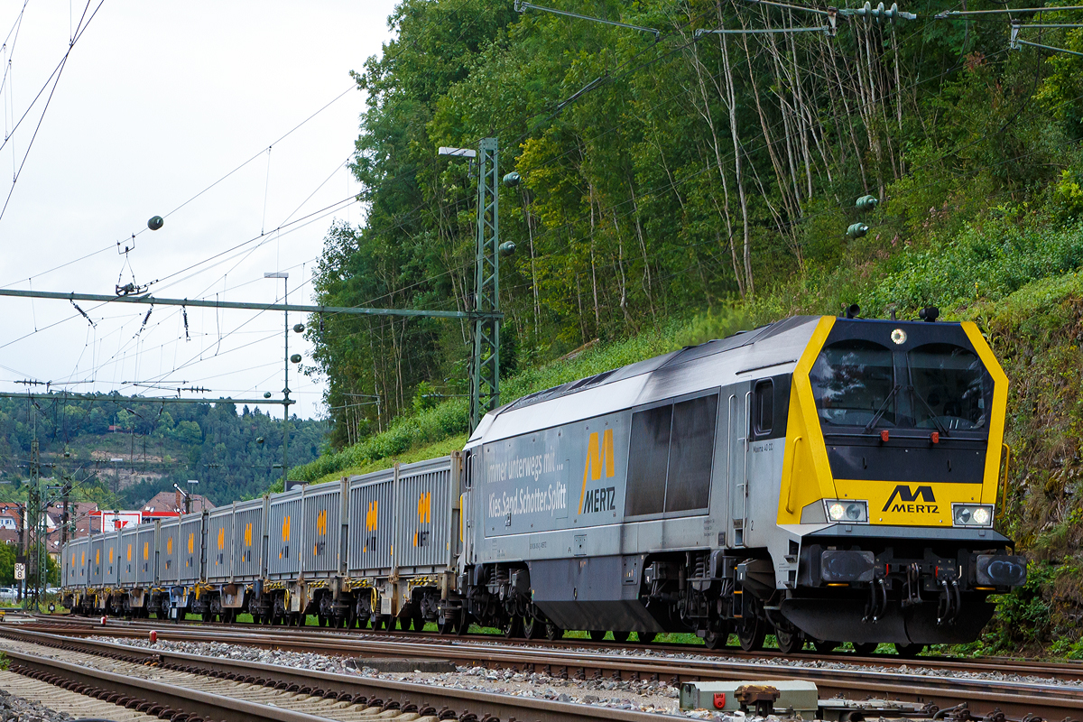 
Geballte Dieselpower auf der Gäubahn... 
Die Voith Maxima 40CC der Heinrich Mertz Kies- u. Sandwerke, die 264 013-4 (92 80 1264 013-4 D-MERTZ), fährt am 09.09.2017 mit ihrem Kieszug (20´Container mit Kies) durch Horb in Richtung Singen.