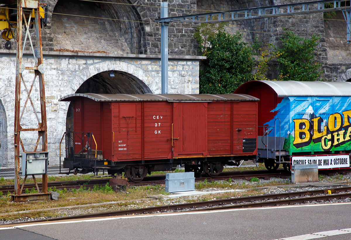 
Gedeckter 2-achsige Güterwagen Gk 37 der CEV (heute MVR) am 16.09.2017 in Vevey.

Der Wagen wurde 1905 gebaut, hat ein Eigengewicht von 5.890 kg, eine Zuladung vom max. 10 t, eine Ladefläche von 14,13 m³ und eine zul. Höchstgeschwindigkeit von 45 km/h. 