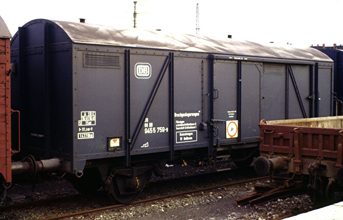 Gedeckter G�terwagen Gm 30 80 DB 9455 759-9 Druckgaslagerwagen Heimatbahnhof Heilbronn bei Heilbronn im September 1987.