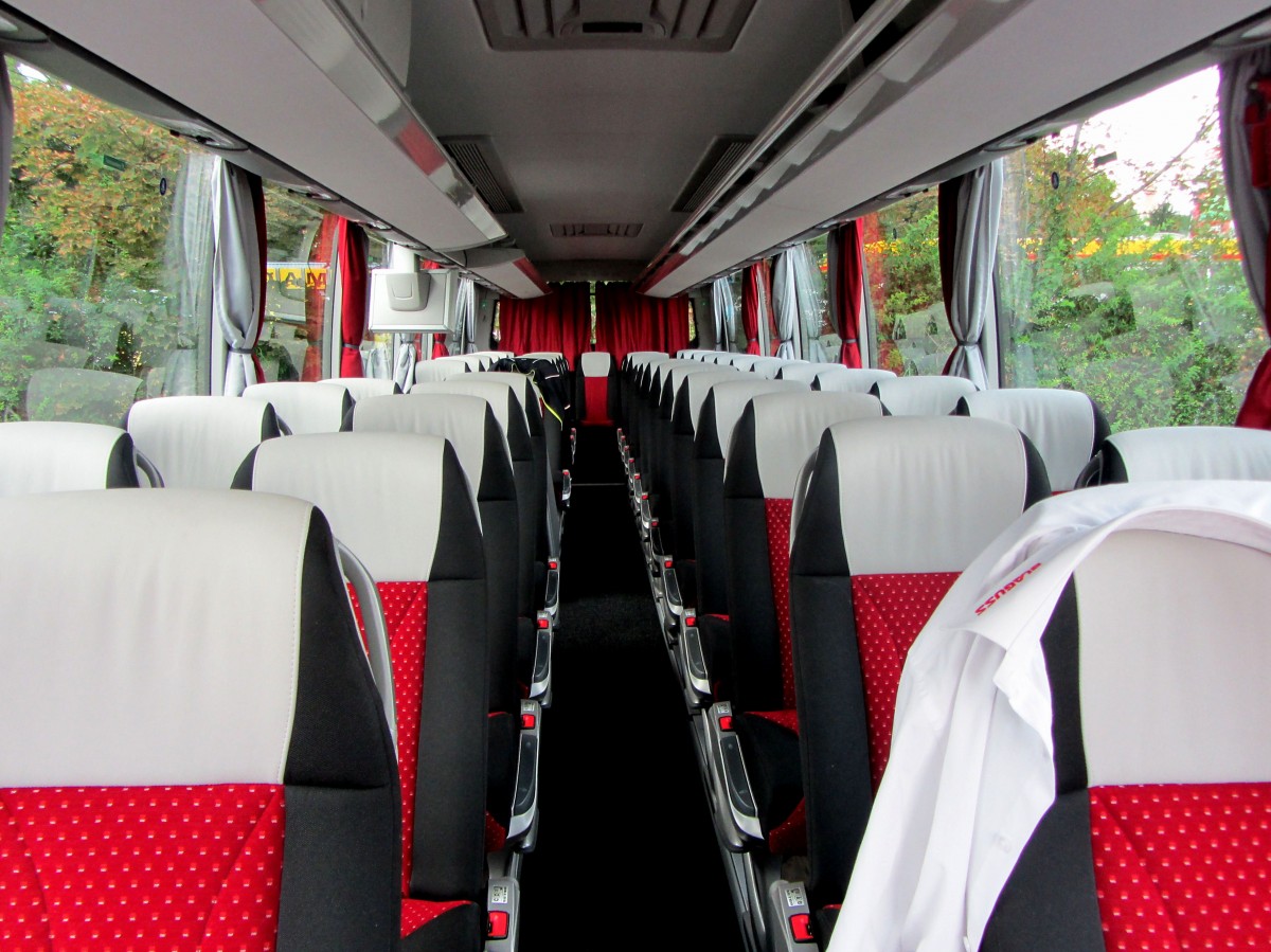 Gediegene Sitze im SETRA 515 HD von BLAGUSS Reisen / Wien,im September 2013 in Krems.