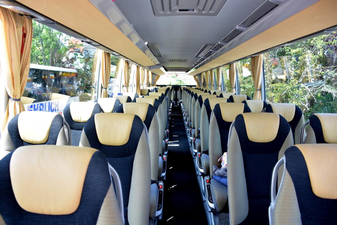 Gediegene Sitze im Setra 517 HDH von J�RGENS Reisen aus der BRD.