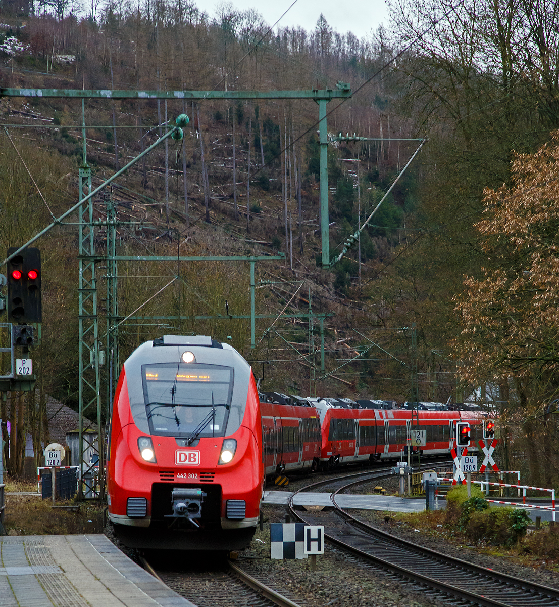 Gefahren von einem freundlichen Lokführer, erreichen zwei gekuppelte Bombardier Talent 2 der DB Regio NRW (der fünfteilige 442 302 / 442 802 und der vierteilige 442 261 / 442 761) am 07.01.2022, als RE 9 rsx - Rhein-Sieg-Express (Aachen – Köln – Siegen), Umlauf 10915, Bahnhof Kirchen (Sieg).

Nochmals einen lieben Gruß an den freundlichen Lokführer zurück.