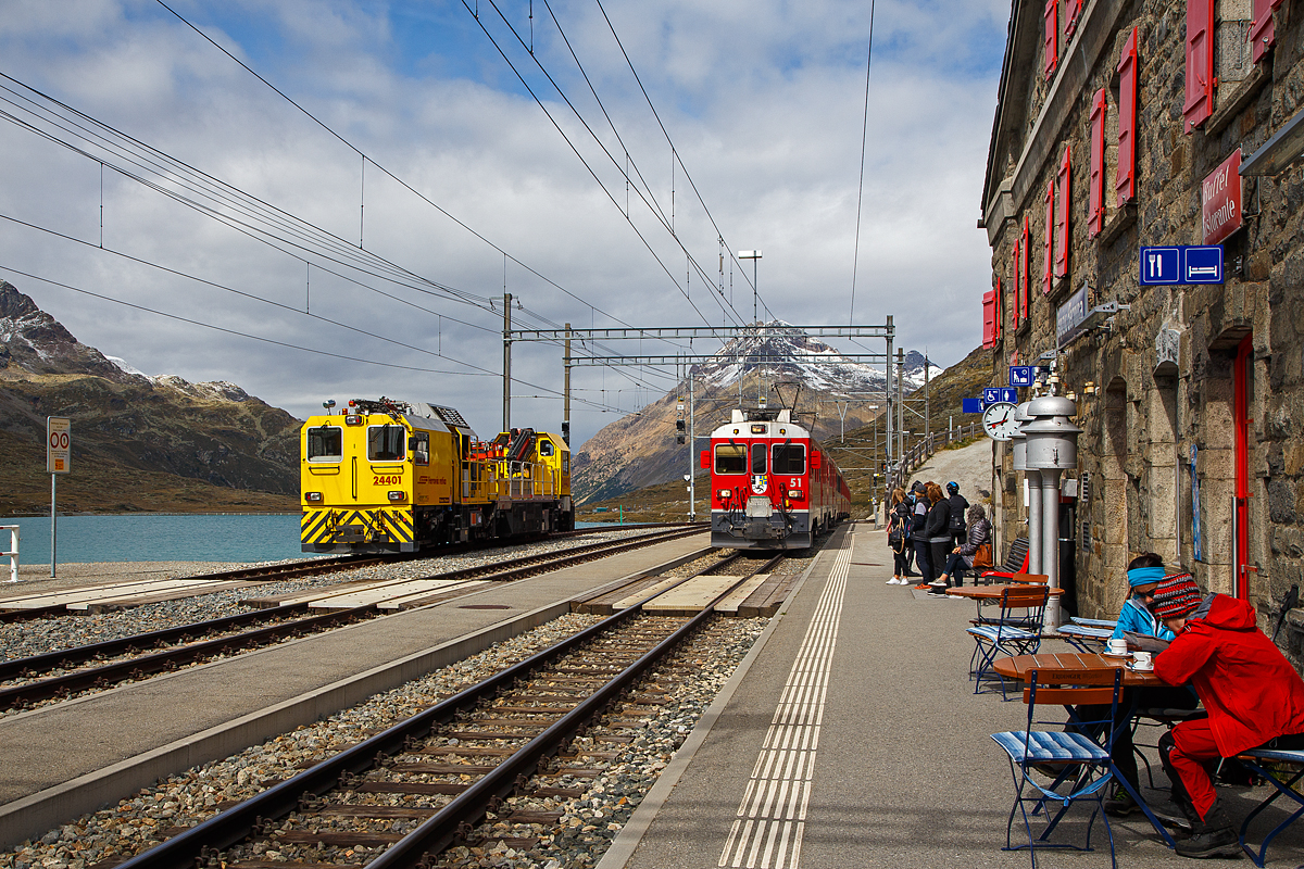 Geführt von den beiden RhB Triebwagen ABe 4/4 III - 51  Poschiavo  und ABe 4/4 III - 53  Tirano  erreicht der Regionalzug nach Tirano am 13.09.2017 den höchsten Punkt der Strecke, die Station Ospizio Bernina (Bernina Hospiz). Links ist der RhB  Xmf 6/6 24401, ex 92020, ein Fahrleitungsturmwagen vom Typ Plasser & Theurer MTW 100.160 abgestellt.