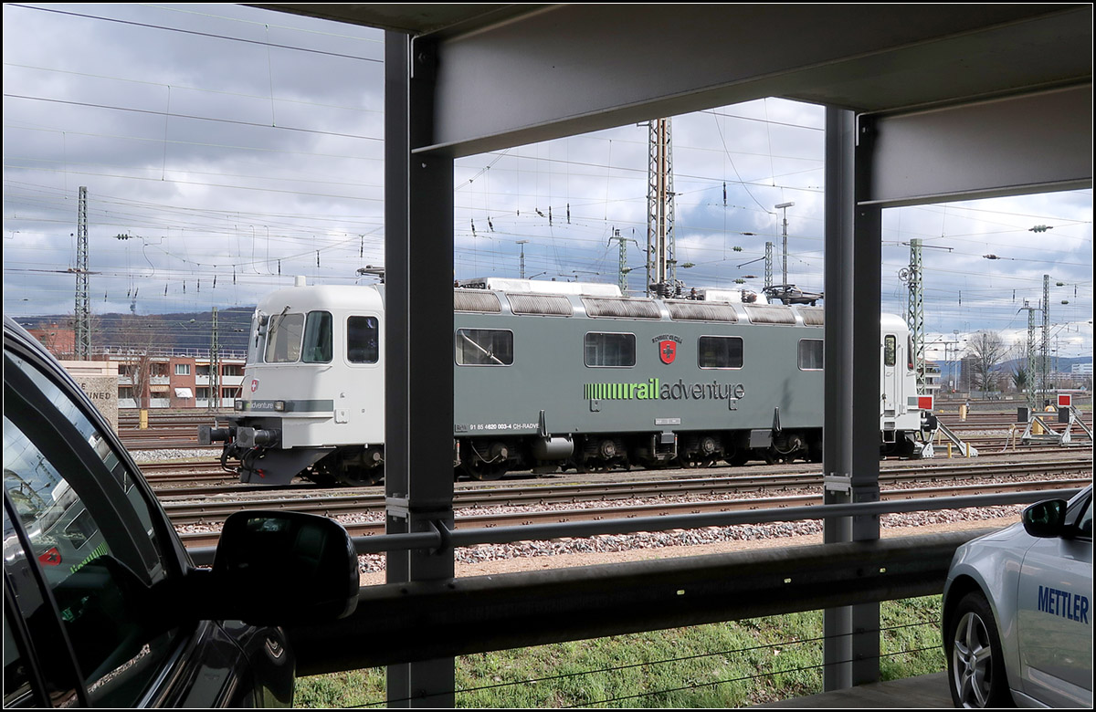 Gegen die Regel -

Die unterschiedliche Lackierungen der Lok hat mich zu dieser Spielerei angeregt.
Re 6/6 11603 bzw Re 620 003-4 der Railadventure im Badischen Bahnhof von Basel.

07.03.2019 