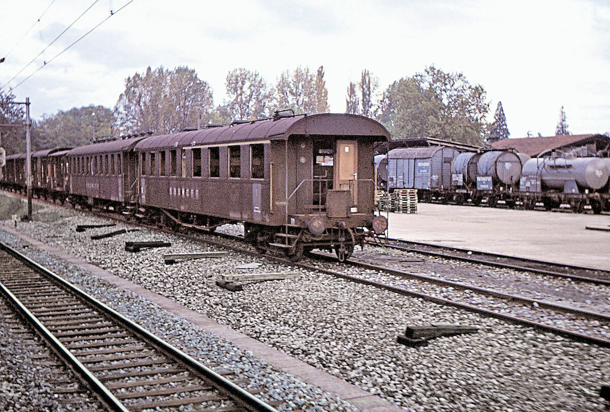 Gerade ausserhalb des Bahnhofs Genve Cornavin stand eine Reihe ausrangierter Personen- und Gterwagen. Die beiden Personenwagen AB 4506 und B 7859 sind Plattformwagen fr den Inlandverkehr. 16.Oktober 1967 (ABi 4506 knnte aus einer Serie BC4 4503-4549 von 1904-1910 stammen, welche 1940 - 1948 einen neuen Holzkasten erhielten)  