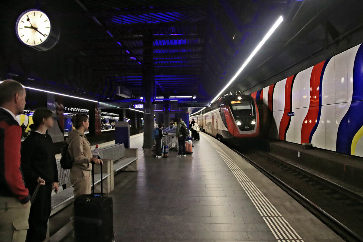 Gespannt warten am Flughafen Zürich soeben Angekommene auf die Weiterreise nach St.Gallen. Triebzug 502 203. 18.Oktober 2022  