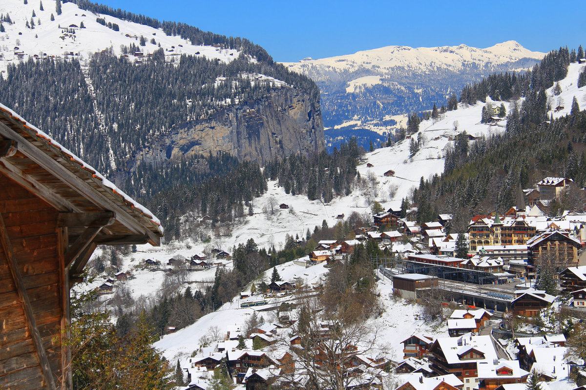 Gestochen klar die Sicht über Wengen und bis in die Berge jenseits von Interlaken. Ganz klein noch ein traditioneller Triebwagenzug (110 mit Steuerwagen 224) beim Abstieg ins Tal. 29.April 2017. 