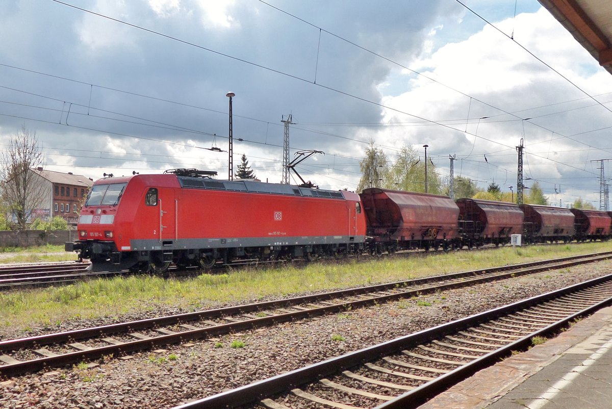 Getreidezug mit 185 167 verl�sst Stendal am 28 April 2016.