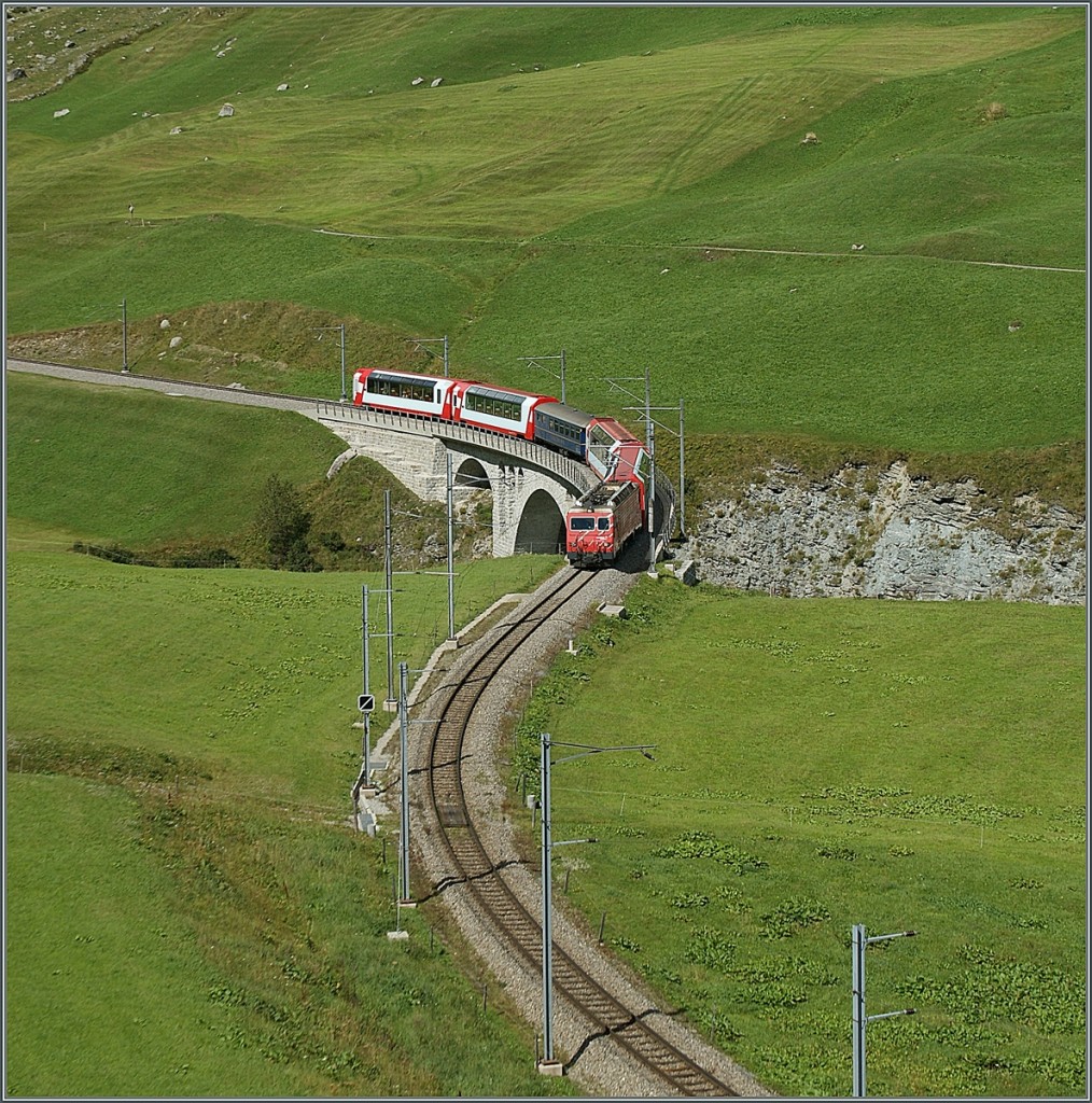 Glacier Exprsss 902 von Zermatt nach Davos kurz vor Hospental.
29. August 2013