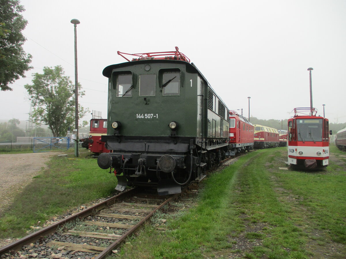 Gleich am Eingang ins Eisenbahnmuseum Weimar steht die 144 507.Aufnahme am 04.September 2021.