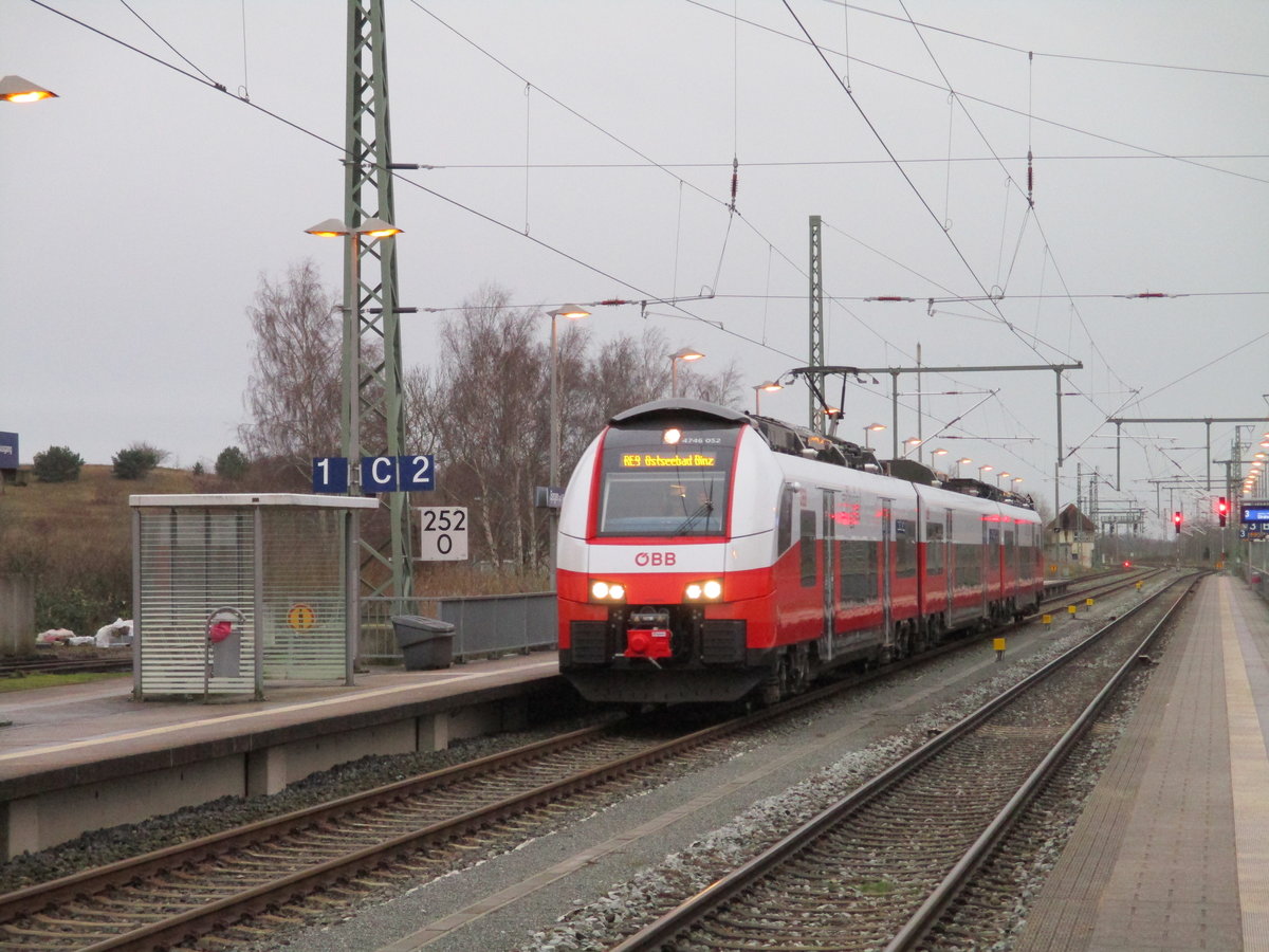 Gleich am ersten Einsatztag auf der RE 9 kam,am 5.Dezember 2019,der ODEG 4746 052 mit fünf Minuten Verspätung in Bergen/Rügen an.