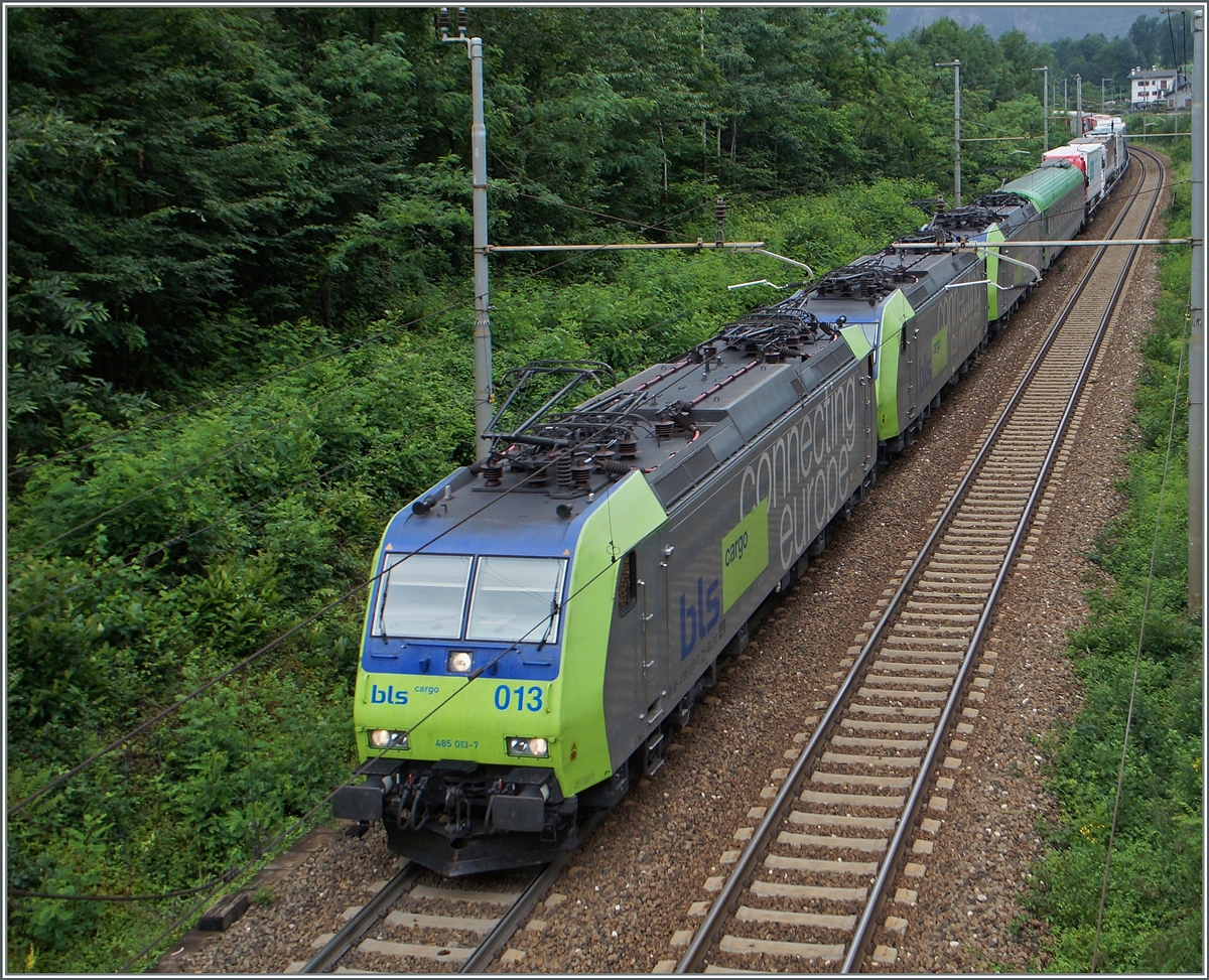 Gleich  drei BLS Re 485 ziehen ihre RoLa Freibung - Novara bei Varzo südwärts.
2. Juli 2014