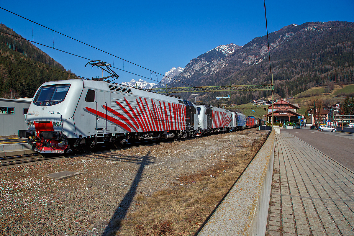 Gleich drei EU43 der Rail Traction Company (Doppeltraktion und eine kalte)....
In Doppeltraktion fahren die beiden Rail Traction Company (RTC) EU43 – 006 (91 83 2043 006-2 I-RTC) und die EU43 – 004 (91 83 2043 004-7 I-RTC), sowie die kalte EU43 – 003 (91 83 2043 003-9 I-RTC) der RTC im Lokomotion Design, am 27.03.2022 vom Brenner kommend mit einem gemischten Gterzug durch den Bahnhof Gossensa/Colle Isarco in Richtung Verona. Nochmal einen lieben Gru an den netten Lokfhrer zurck.

Die Loks wurden 2001 bzw. 2002 von Bombardier unter den Fabriknummer 112E 06, 112E 04 bzw. 112E 03 gebaut und waren eigentlich fr die Lieferung (8 Stck) an die polnische PKP - Polskie Koleje Państwowe vorgesehen, der Verkauf scheitere aus finanziellen Grnden seitens der PKP. Die 8 polnischen Loks sind danach an die italienische Privatbahngesellschaft RTC (Rail Traction Company) verkauft worden, die polnische Bezeichnung EU43 wurde spter an Lokomotiven der TRAXX-Variante MS2 vergeben.

Die Loks der Baureihe EU43 vom Typ Bombardier 112E sind hnlich denen der ab 1996 vom damaligen Hersteller ABB Tecnomasio in Vado Ligure (Italien) gebauten 20 Brennerloks der FS Baureihe E.412 (Adtranz 112E). Die E.412 haben z.B. das Fhrerpult wie in Italien blich links und nicht wie die fr Polen vorgesehenen EU43 rechts, daher sind beide in Italien als unterschiedlichen Baureihen eingeordnet.

Auch wenn die Lok nur zwei Stromabnehmer der Bauart WBL 85 haben, sind es elektrische Mehrsystemlokomotiven fr 15 kV, 16,7 Hz Wechselstrom und 3 kV bzw. 1,5 kV Gleichstrom. Jeeils ein Stromabnehmer ist fr Gleichspannung (Fhrerstand A, italienische Palette) und einer fr Wechselspannung (Fhrerstand B, deutsch-sterreichische Palette). Die Lokomotiven verfgt ber eine elektrische Nutzbremse. 

Ursprnglich war fr beide Baureihen die Zulassung fr sterreich und Deutschland vorgesehen. Die BB hatte zunchst die Zulassung verweigert und erst 2006 erteilt.

Geschichte:
Im Jahr 1993 gaben die FS im Zuge der wachsenden internationalen Aktivitten der europischen Bahngesellschaften Mehrsystemlokomotiven in Auftrag, die sowohl im italienischen 3-kV-Gleichstromnetz als auch im Sden von Frankreich (1,5 kV =) und insbesondere fr den Brennerverkehr auch im sterreichischen und deutschen Netz (15 kV, 16,7 Hz) einsetzbar sein sollte. Die Lokomotiven sollten sowohl fr schnelle EuroCity-Zge als auch fr den Gterverkehr einsetzbar sein. Die vier Prototyp-Lokomotiven wurden ab 1996 vom damaligen Hersteller ABB Tecnomasio (heute Alstom) in Vado Ligure, Italien, gebaut. Dieses Werk produziert nahezu ausschlielich fr den italienischen Markt. 

Technik:
Die Lokomotiven laufen auf Drehgestellen mit Integriertem Gesamtantrieb (IGA), der auch bei den Lokomotiven der DB-Baureihe 101 und den italienischen E405 vorhanden ist, die Stromrichter hneln denen der SBB Re 460. Fr den Antrieb werden Doppelsternmotoren verwendet, was Drehstrom-Asynchronmotoren mit zwei Wicklungssystemen in Sternschaltung im selben Gehuse sind – eine eher unbliche Schaltung.

Der geschweite Wagenkasten in Stahlleichtbaukonstruktion sttzt sich ber Flexicoil-Schraubenfedern auf die Drehgestelle ab. Die Seitenwnde aus Aluminium sind zur Erhhung der Steifigkeit gesickt. Der estergekhlte Transformator ist wie bei Neubaulokomotiven blich unterflur angeordnet. Die Lokomotive ist mit Gruppenantrieb ausgefhrt, wobei eine Antriebsgruppe aus einer Achse aus dem Drehgestell 1 und einer aus dem Drehgestell 2 besteht, eine ebenfalls unbliche Anordnung.

Die Lokomotiven verfgt ber eine elektrische Nutzbremse. Es sind zwei Einholmstromabnehmer der Bauart WBL 85 vorhanden, je einer fr Gleichspannung (Fhrerstand A, italienische Palette) und Wechselspannung (Fhrerstand B, deutsch-sterreichische Palette).

In der Lokomotive sind zwei Stromrichter angeordnet. Unter Wechselstromsystemen wird die sekundrseitige Spannung des Haupttransformators in einem Vierquadrantensteller (4QS) in eine Gleichspannung umgewandelt, welche in einen Gleichstromzwischenkreis eingespeist wird. Unter den Gleichstromsystemen erfolgt die Speisung des Zwischenkreises direkt aus der Fahrleitung.

Die Pulswechselrichter wandeln den Gleichstrom des Zwischenkreises in Dreiphasenwechselstrom zur Speisung der Fahrmotoren um. Im Gleichstromnetz sind zwei Pulswechselrichter in Serie geschaltet, die je ein Wicklungssystem der Fahrmotoren mit Strom versorgen, im Wechselstromsystem wird nur ein Pulswechselrichter bentigt, der die beiden parallel geschalteten Wicklungssysteme der Fahrmotoren mit Spannung versorgt.

Die Steuerung der Antriebe erfolgt durch ein rechneruntersttztes Betriebssystem. Die Lokomotiven sind mit 18-poligen IS-Steckdosen fr die UIC-Leitung, einer Vielfachsteuerung und einer Speiseeinrichtung der Zugsammelschiene fr Reisezge ausgerstet. Lauftechnisch sind die Lokomotiven fr eine Geschwindigkeit von 220 km/h ausgelegt, jedoch in Italien nur fr 200 km/h zugelassen. Ausgerstet wurden sie mit Fahrzeugeinrichtungen der Zugbeeinflussungen RS4 Codici (Italien) sowie punkt- und linienfrmiger Zugbeeinflussung (sterreich und Deutschland). Von einem Einsatz in Frankreich wurde abgesehen.

TECHNISCHE DATEN:
Spurweite: 1.435 mm (Normalspur)
Achsformel: Bo'Bo'
Lnge: 19.400 mm
Drehzapfenabstand: 11.400mm
Achsabstand im Drehgestell: 2.650 mm
Dienstgewicht: 88 t
Hchstgeschwindigkeit: 140 km/h Italien und Deutschland / 120 km/h sterreich
Dauerleistung: 5.600 kW (15 kV AC) / 5.400 kW (3 kV DC) / 2.700 kW (1,5 kV DC)
Anfahrzugkraft: 300 kN
Stromsysteme: 15 kV, 16,7 Hz AC, 3.000 V DC und 1.500 V DC 
Anzahl der Fahrmotoren:  4 IGA-Drehstrom-Asynchronmotoren, Typ FIA 7065
Kleister befahrbarer Gleisbogen: R 95 m
Bremse: Druckluftbremse, el. Nutzbremse
Zugbeeinflussung: RS 4 Codici, PZB, LZB


