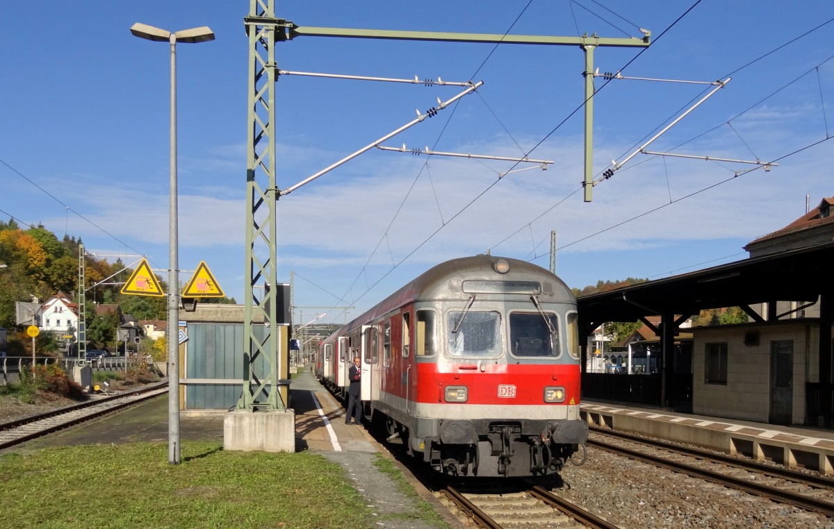 Gleich d�rfen die beiden n-Wagen mit ihrer 111er-Lok wieder auf reisen gehen. Das Ziel ist die Universit�tsstadt Bamberg. 
Aufgenommen an einem sonnigen Oktobertag 2013 in Kronach.