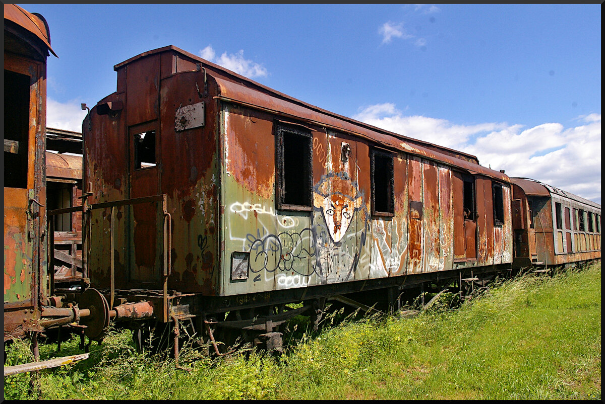 Gleich mehrere Nummern und Gattungskennzeichen hat dieser alte Personenwagen mit Plattform und Oberlichter getragen. Eine war  NJJ 6 , doch eine Recherche brachte nichts zu Tage. Eindeutig war hingegen ČSD 94549, wahrscheinlich somit im Bahndiensteinsatz.

Jaromer, 29.05.2022
